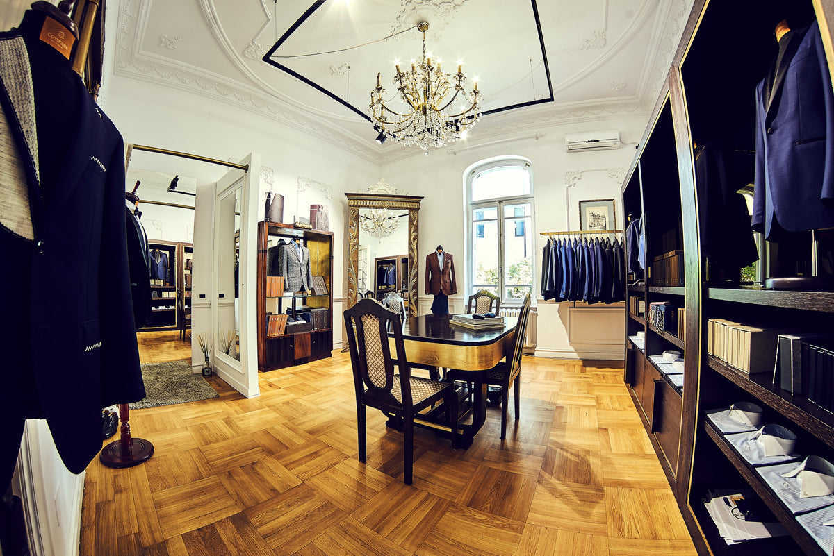 Showroom Consiglieri cu sacouri expuse, mobilier închis și parchet din lemn