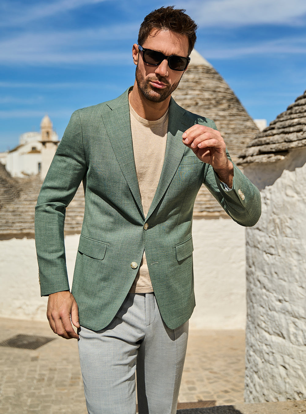 Sacou Novara's Noble Consiglieri verde salvie cu tricou crem și pantaloni gri