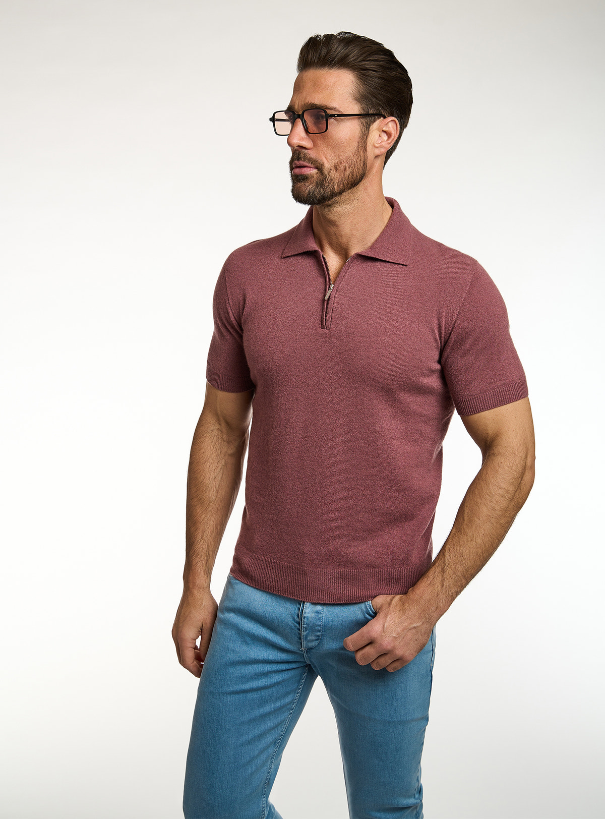Polo Consiglieri în nuanță de prună cu mâneci scurte și jeans albaștri