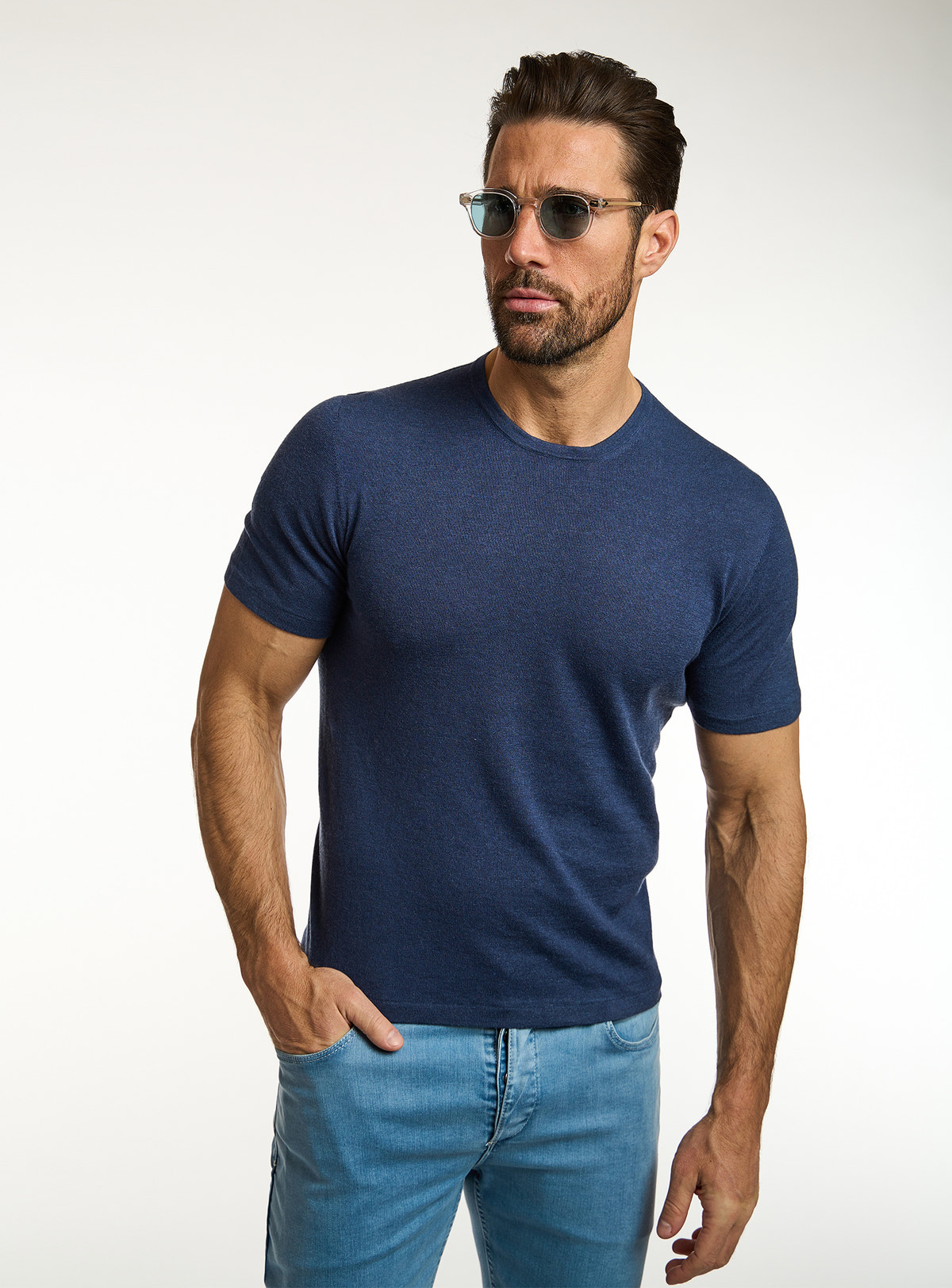 Tricou Consiglieri bleumarin cu decolteu rotund și jeans albaștri