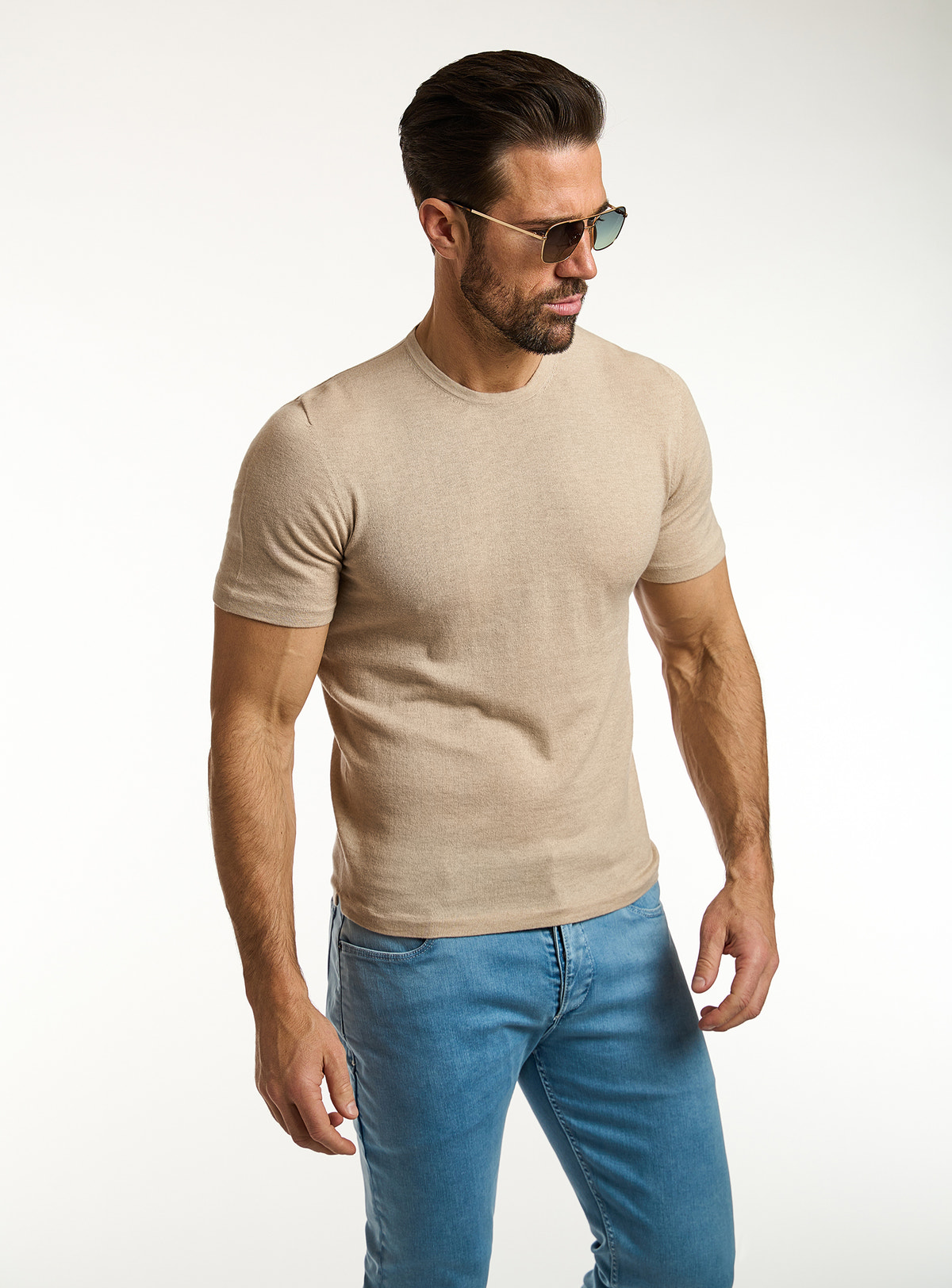 Tricou Consiglieri bej cu decolteu rotund și jeans albaștri