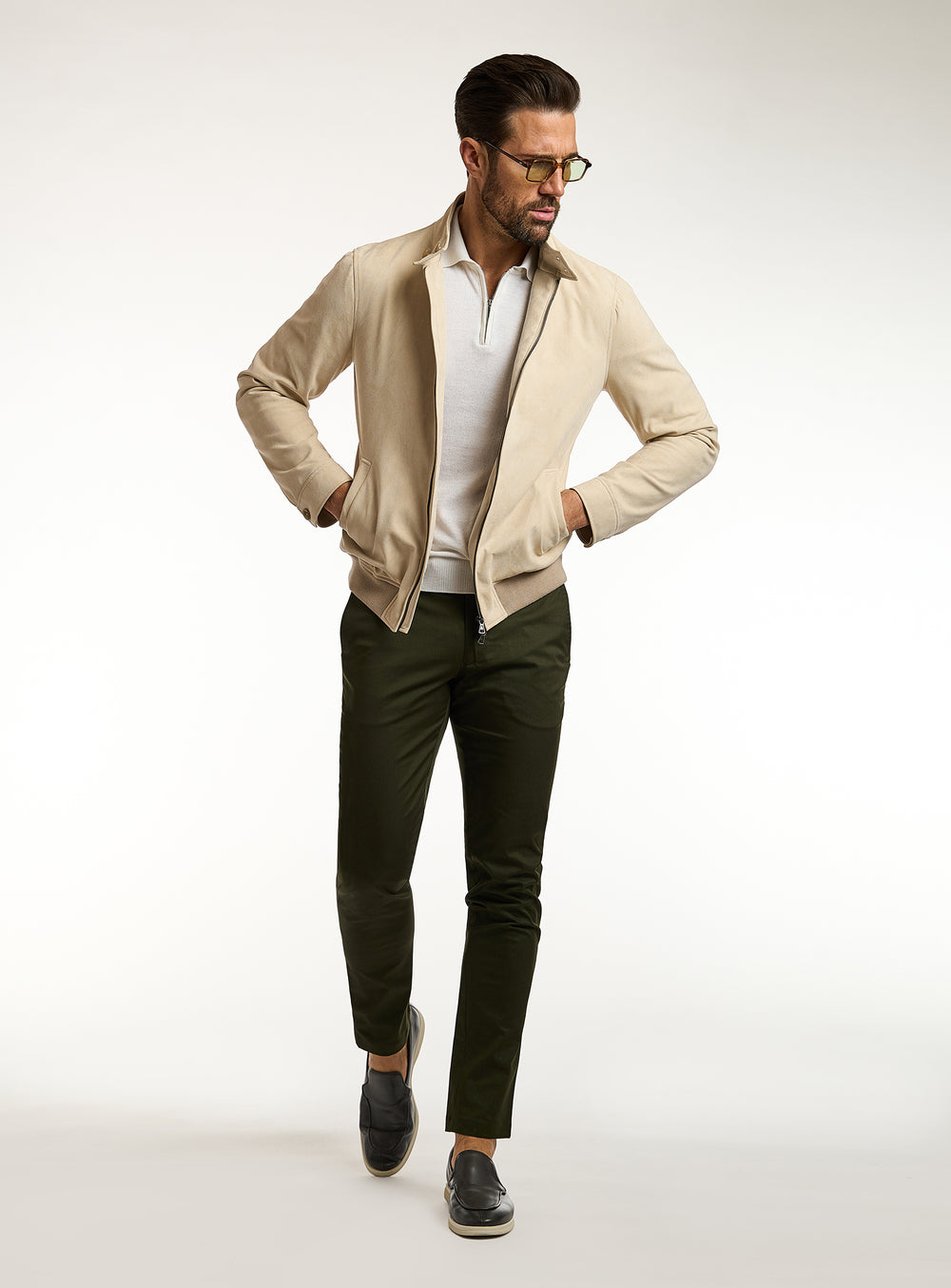 Pantaloni Consiglieri chino verzi cu jachetă crem și polo ivoire