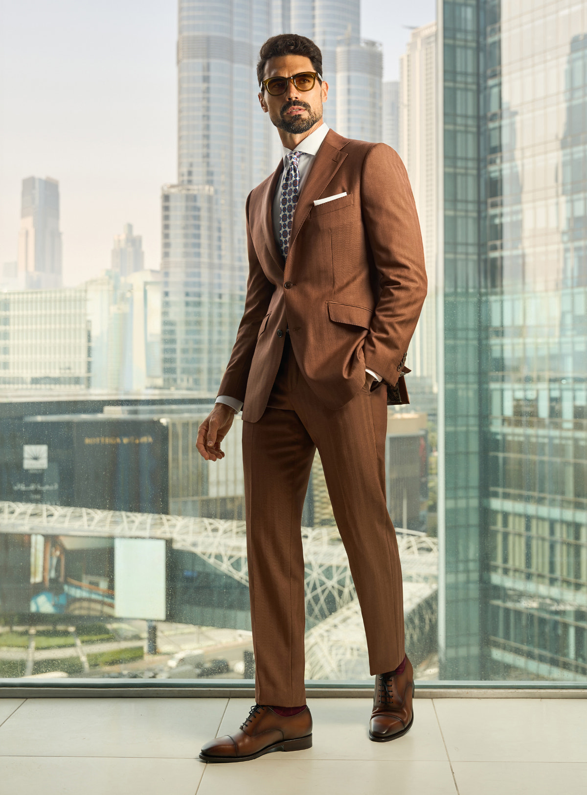 Costum Prestige Elegance Consiglieri maro cu cămașă albă, cravată cu imprimeu și batistă albă