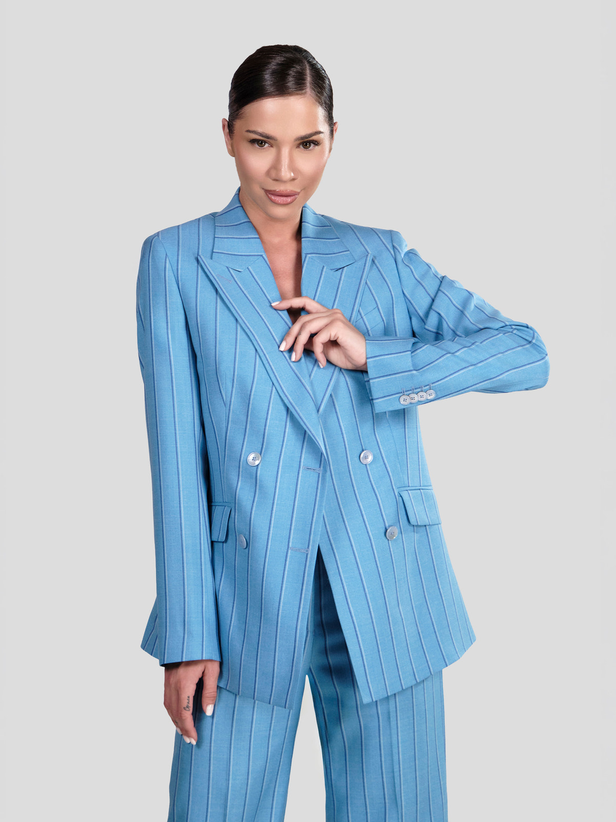 Costum de damă bleu Consiglieri DONNA în trei piese, cu dungi fine și sacou la două rânduri de nasturi