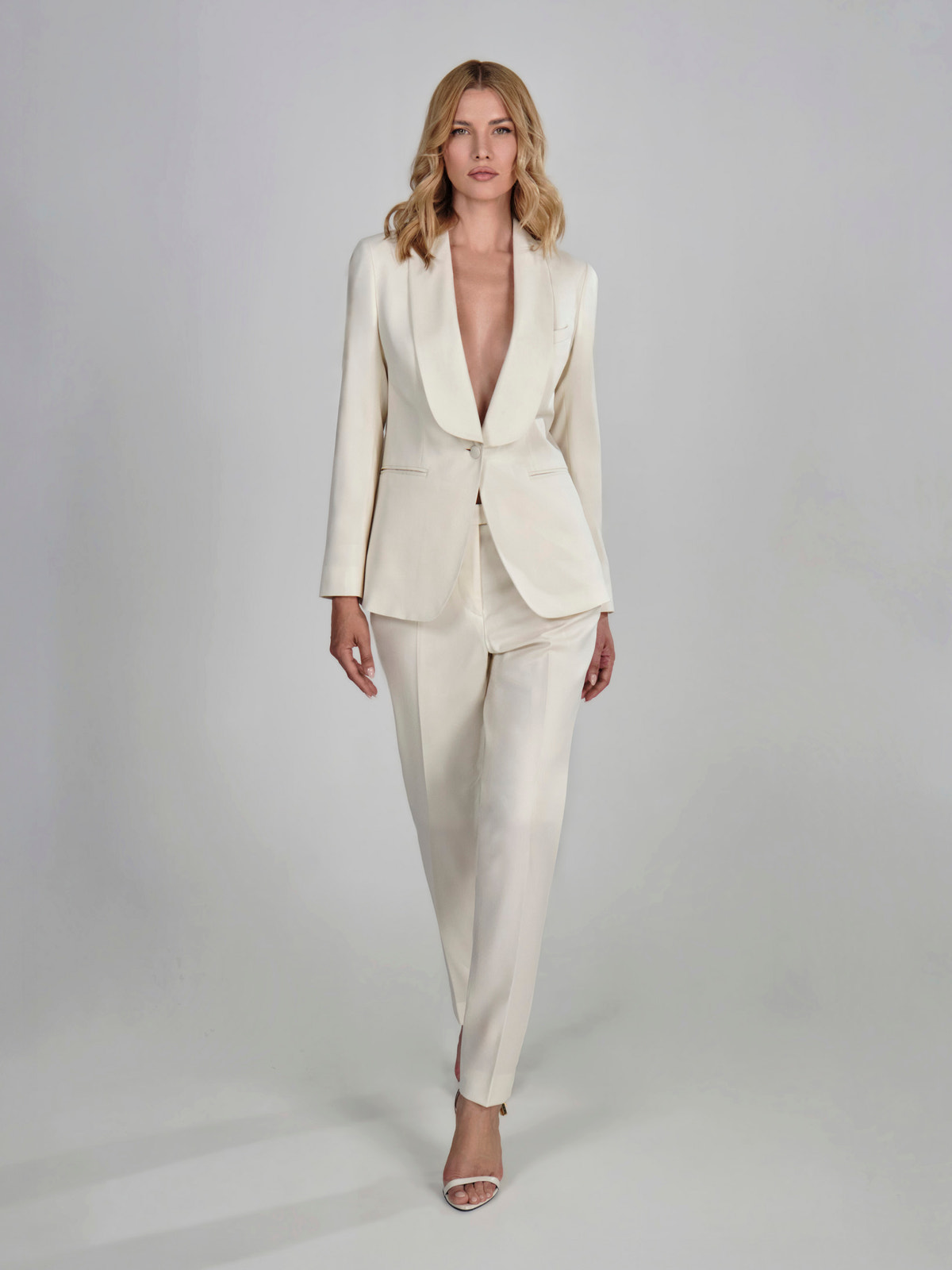 Costum de damă ivoire Consiglieri DONNA, cu sacou cu rever șal și pantaloni conici