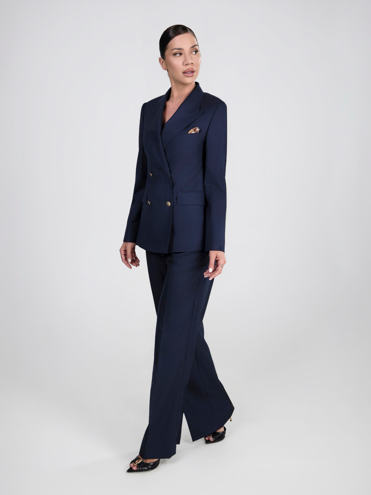 Costum de damă bleumarin Consiglieri DONNA, cu sacou cu nasturi aurii și pantaloni largi