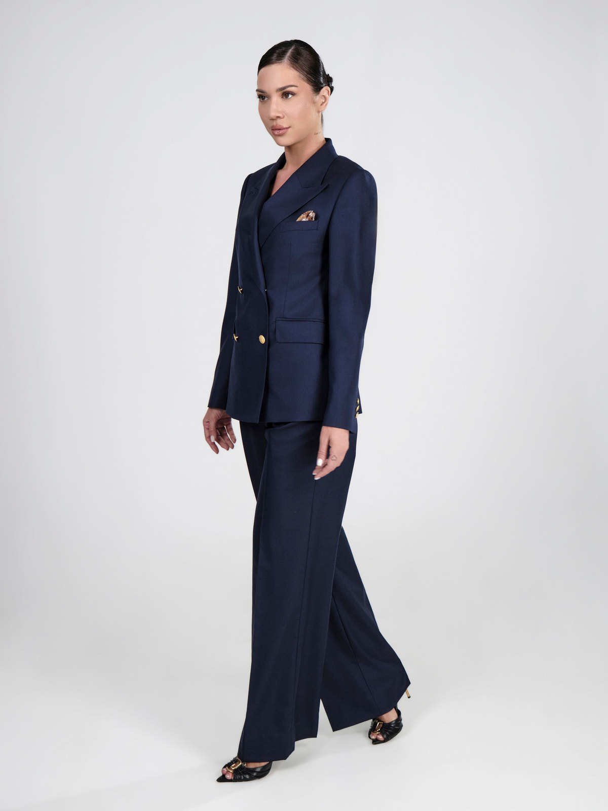 Costum de damă bleumarin Consiglieri DONNA, cu sacou cu nasturi aurii și pantaloni largi