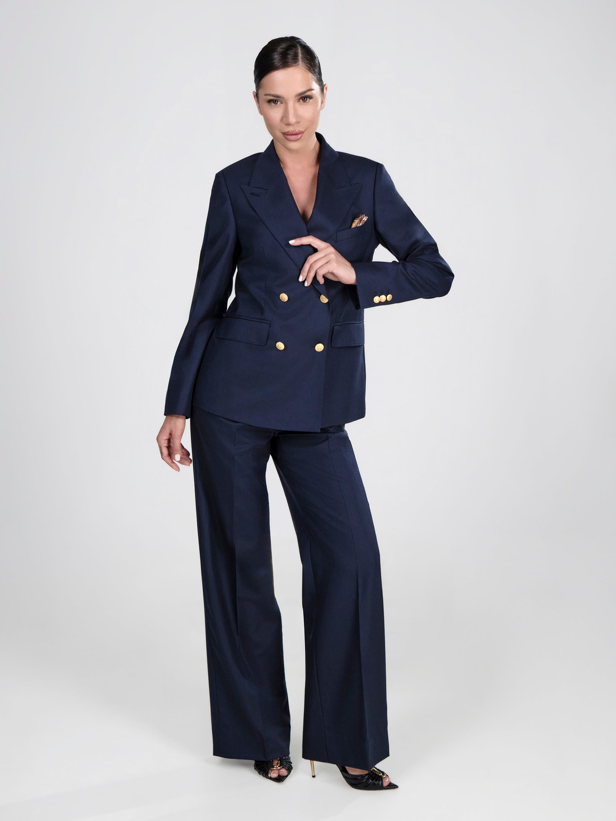 Costum de damă bleumarin Consiglieri DONNA, cu sacou cu nasturi aurii și pantaloni largi