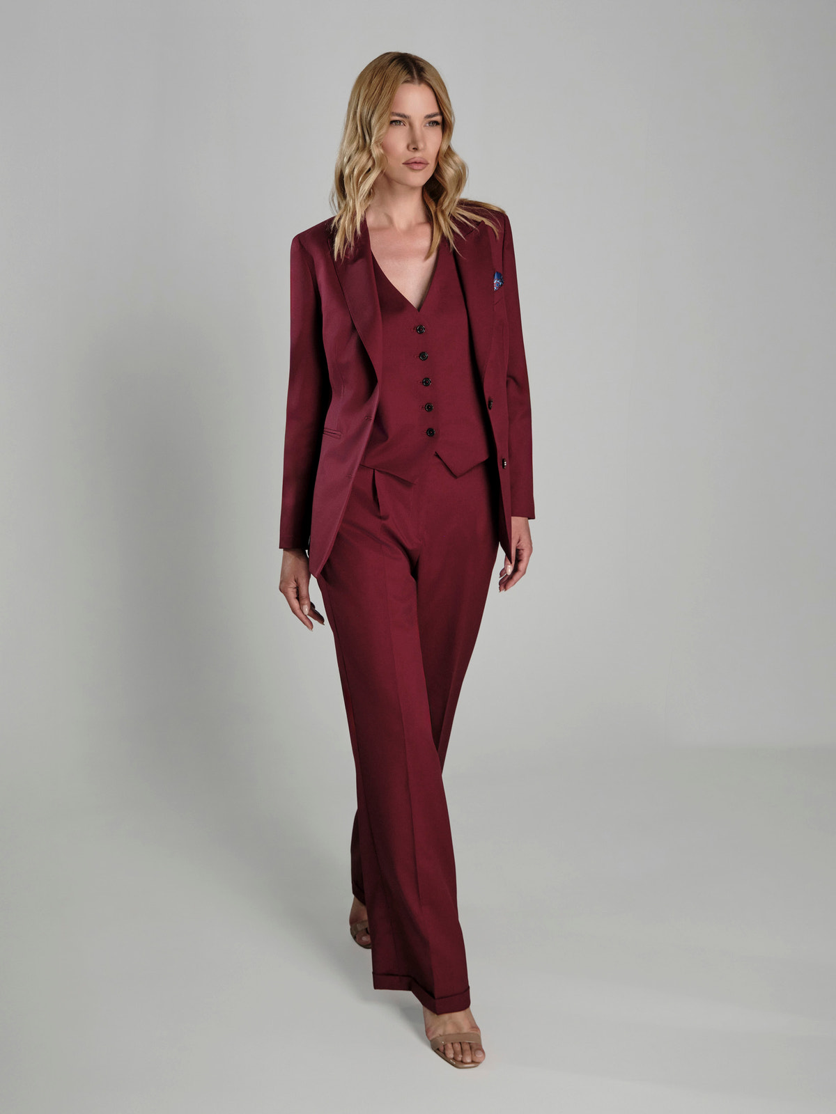 Costum de damă bordo Consiglieri DONNA în trei piese, cu vestă și pantaloni largi