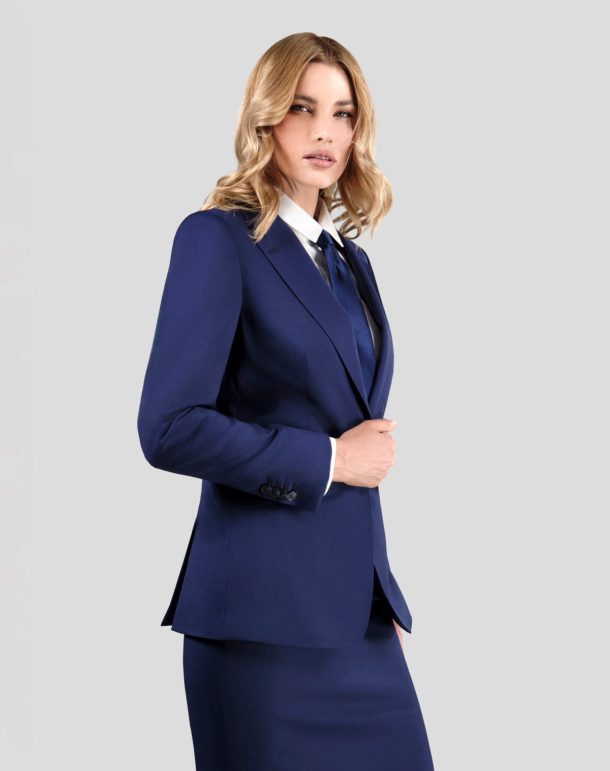 Costum de damă bleumarin Consiglieri DONNA, cu sacou cambrat, fustă creion și cravată