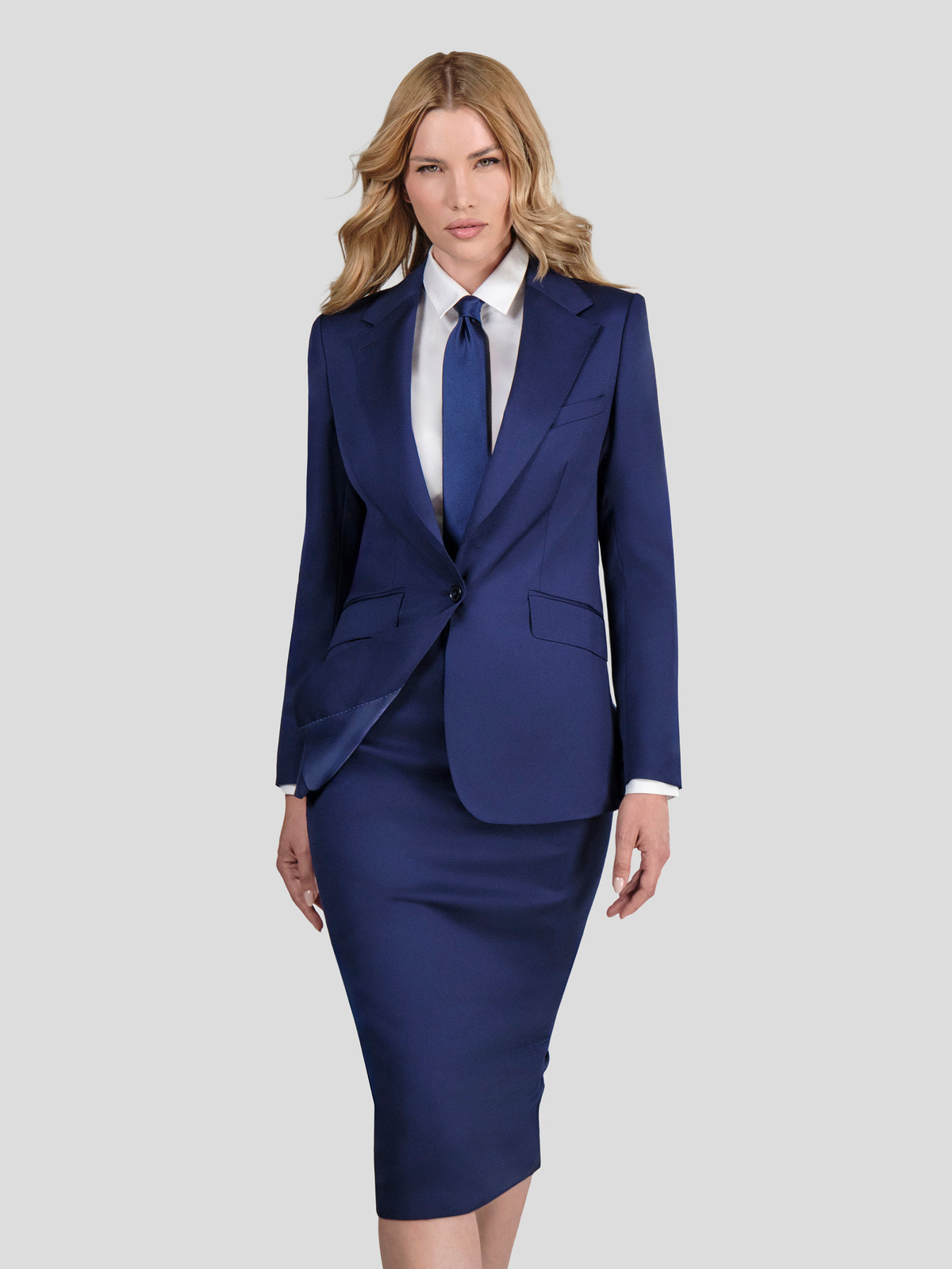 Costum de damă bleumarin Consiglieri DONNA, cu sacou cambrat, fustă creion și cravată
