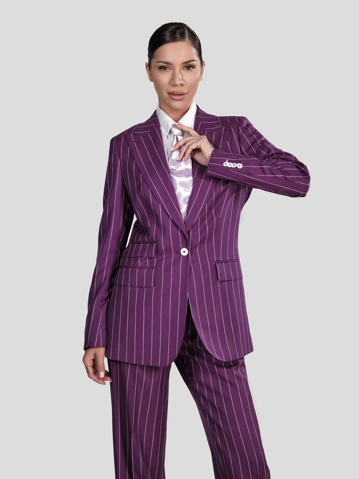 Costum de damă mov Consiglieri DONNA cu dungi fine, purtat cu cămașă cu model