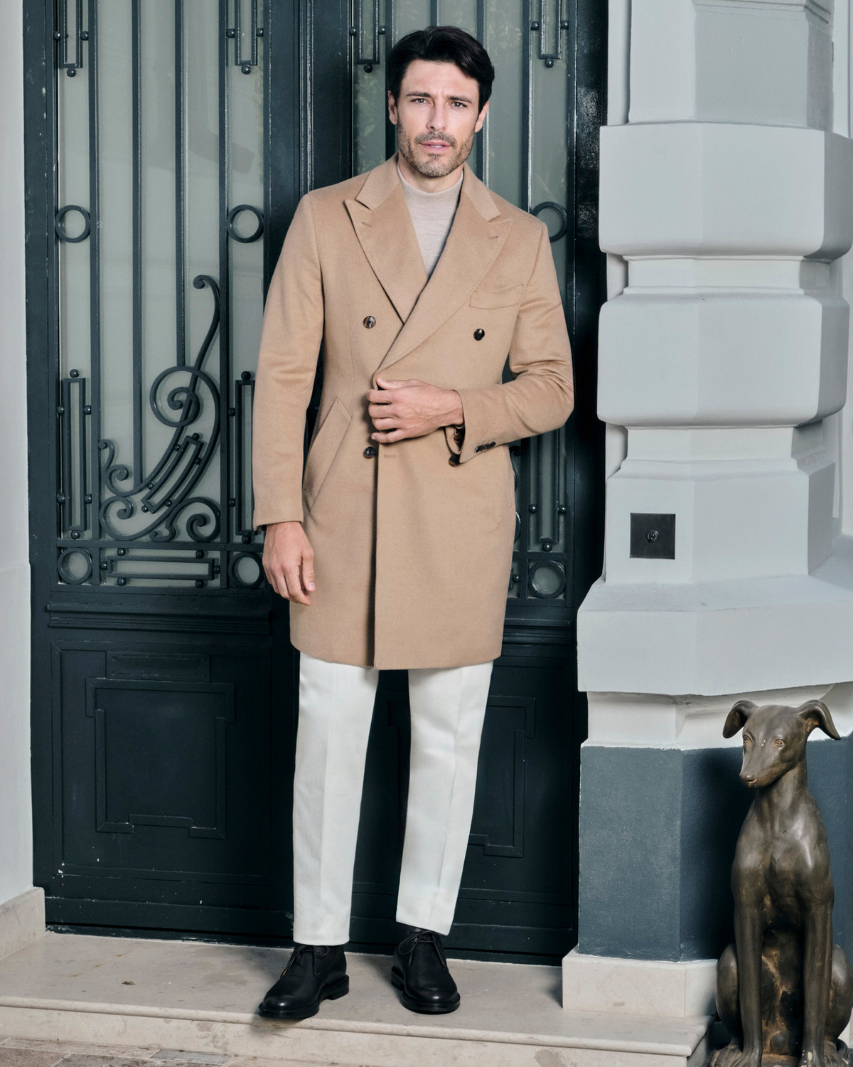 Palton camel Consiglieri la două rânduri de nasturi, purtat cu pantaloni crem