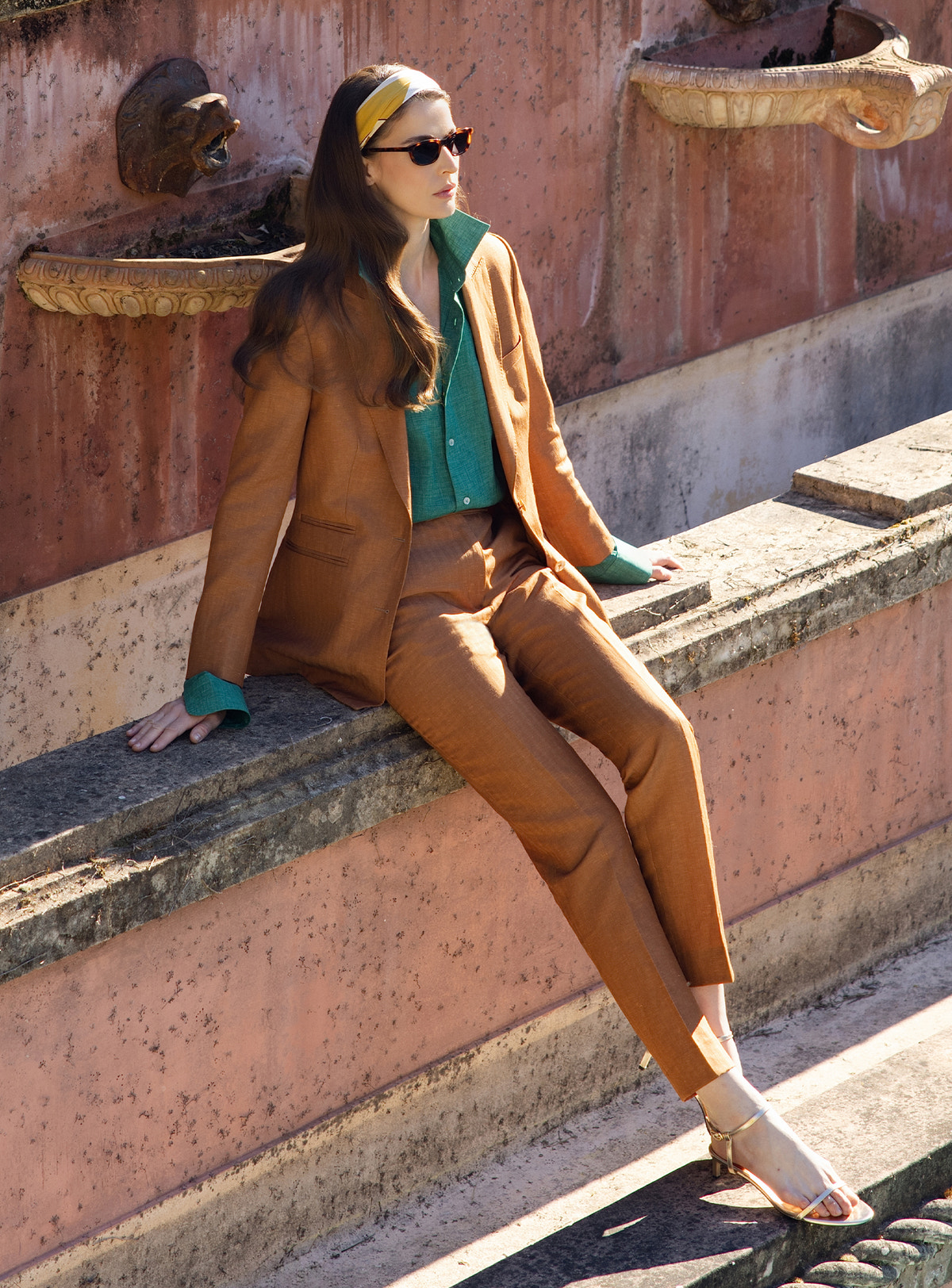 Costum caramel Consiglieri DONNA cu pantaloni conici, purtat cu cămașă verde