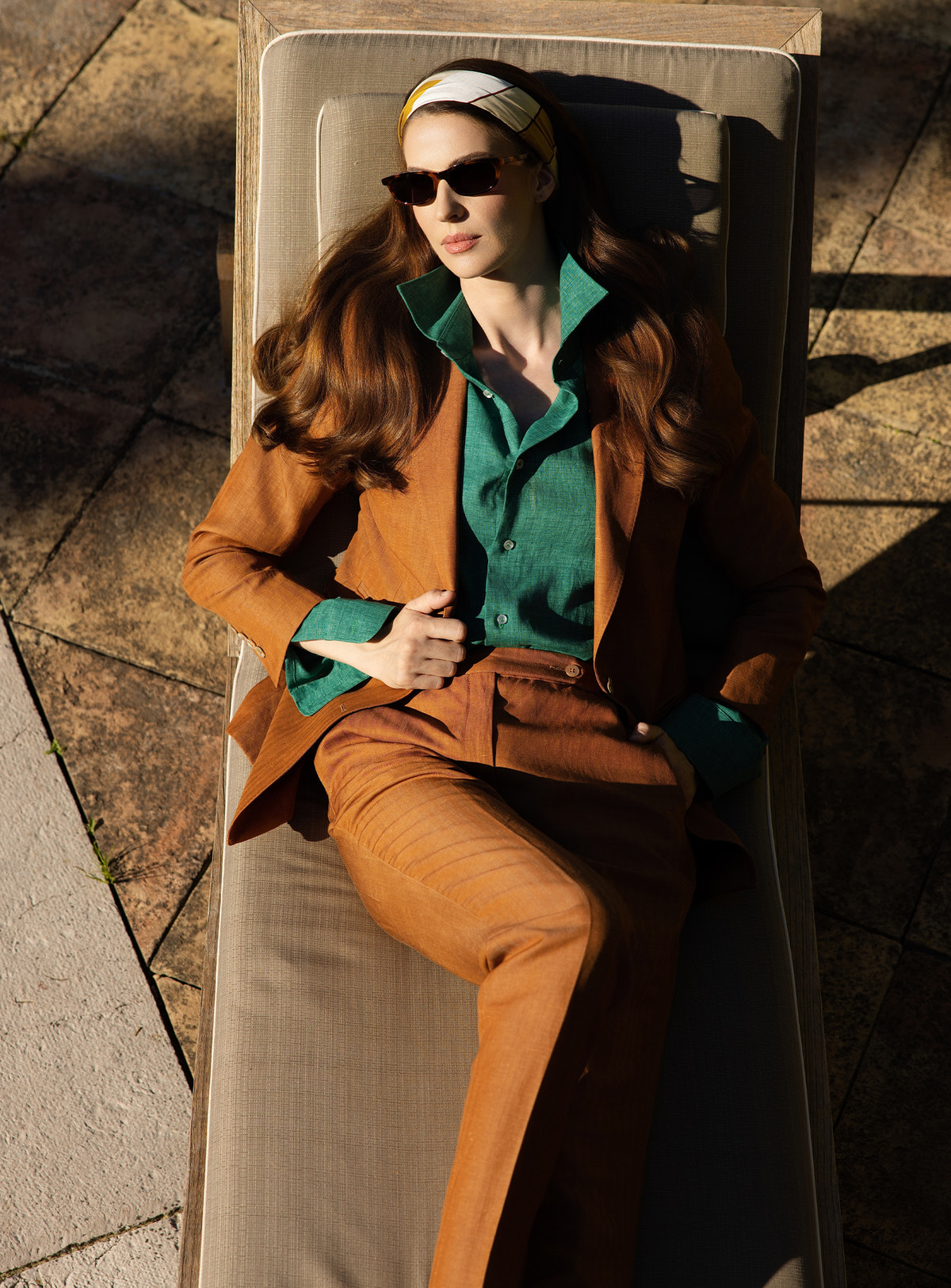 Costum caramel Consiglieri DONNA cu pantaloni conici, purtat cu cămașă verde