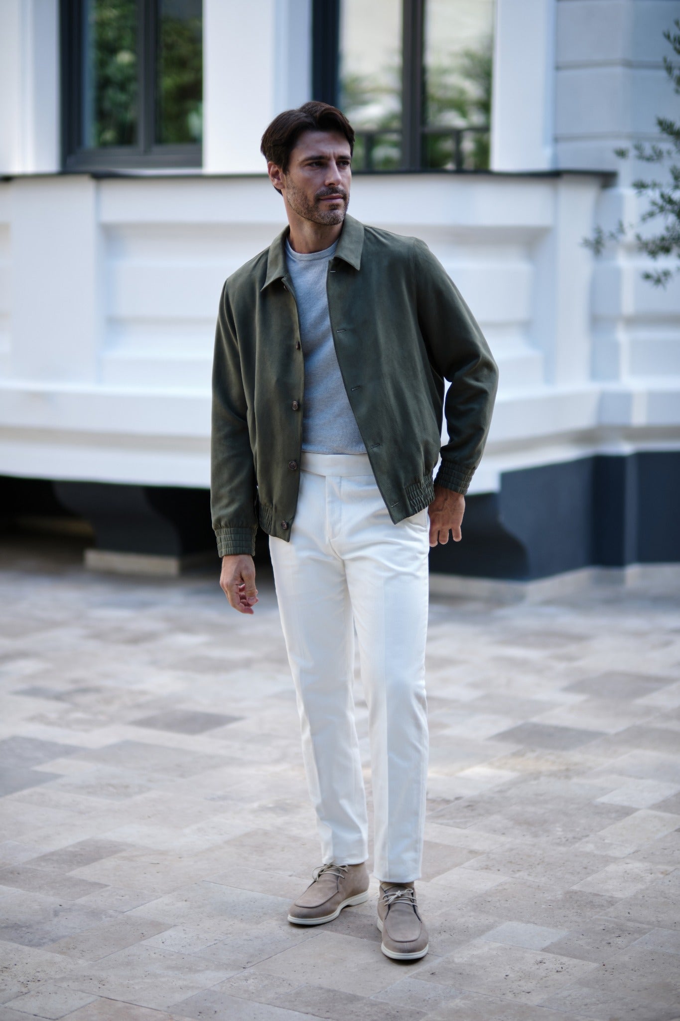 Jachetă olive, pantaloni ivory — ținuta completă