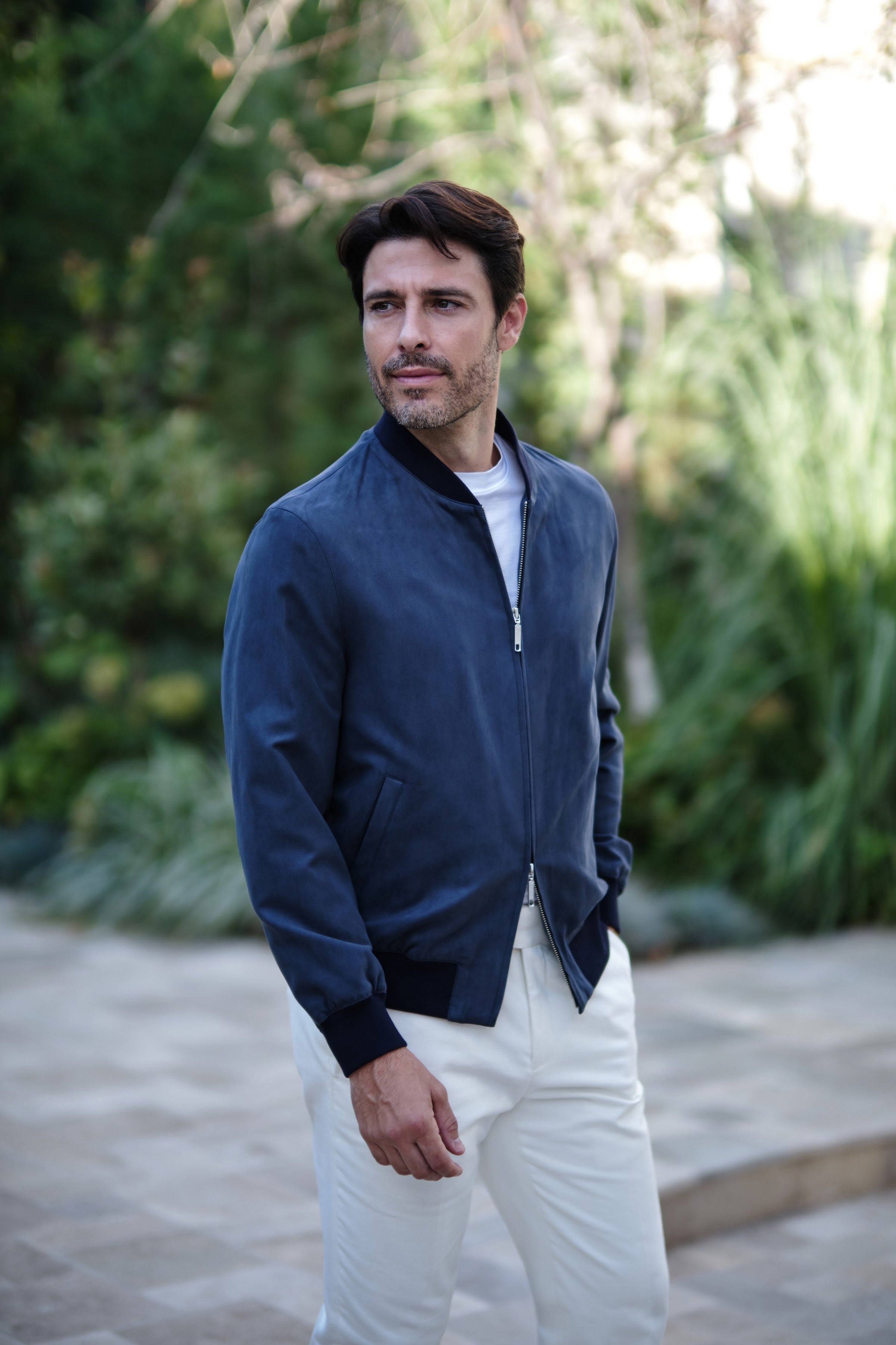 Bomber Jacket bleumarin Consiglieri, într-un look relaxat, definit de un croi curat.
