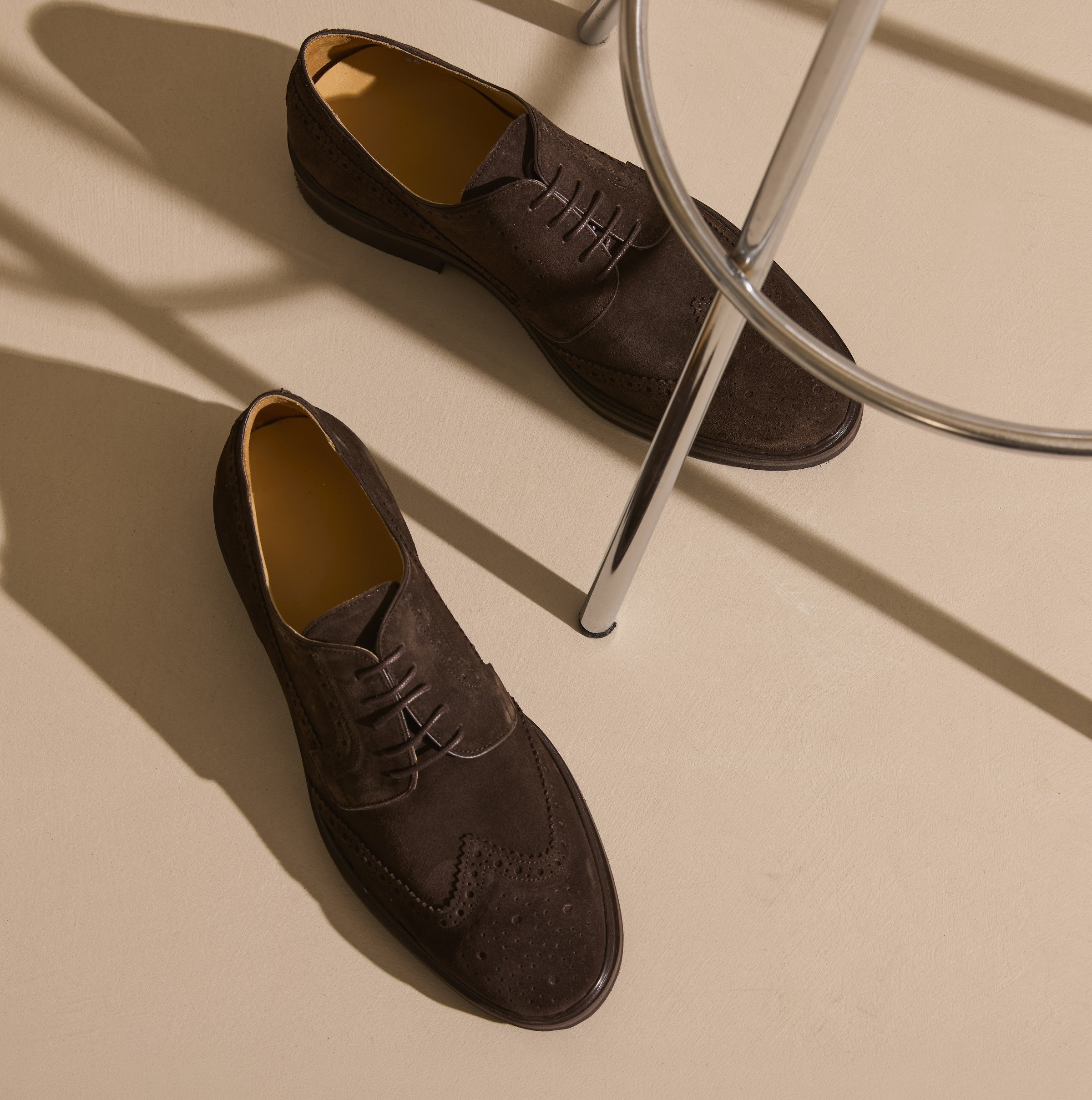 Derby Made-to-Order din piele întoarsă, cu perforații brogue discrete — un clasic reinterpretat contemporan.