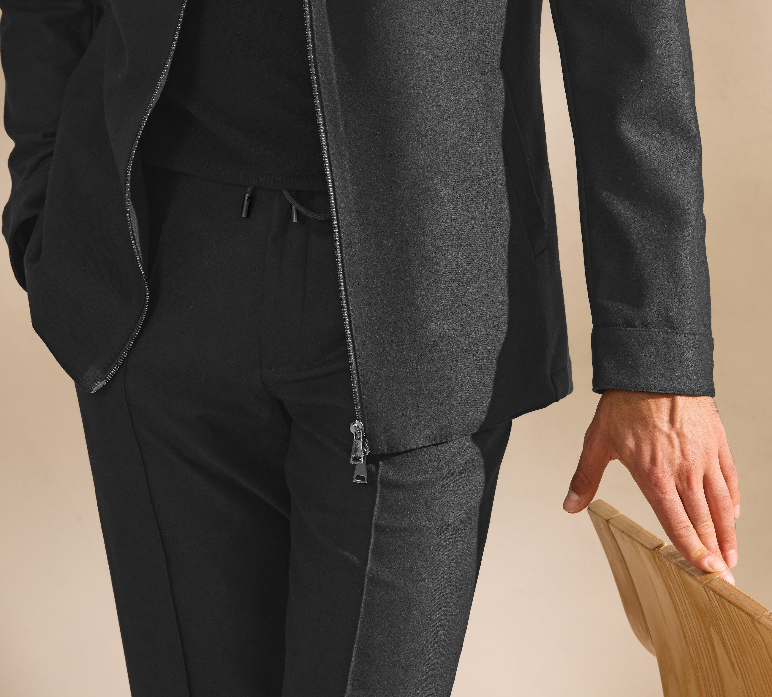 Fermoar și textură văzute de aproape — finisajele care definesc The Track Suit.