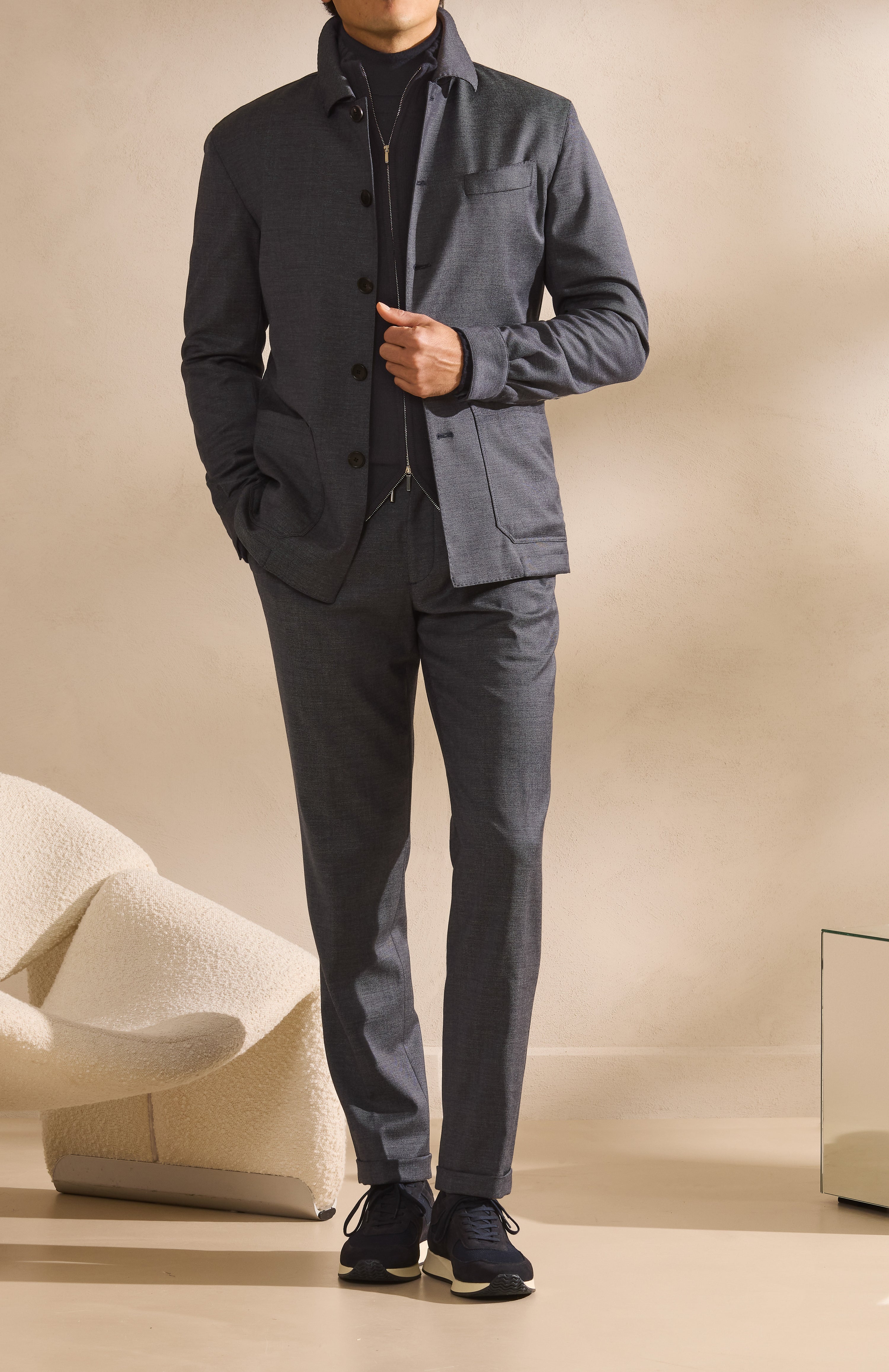 Straturi relaxate în tonuri neutre — un total look de tranziție.