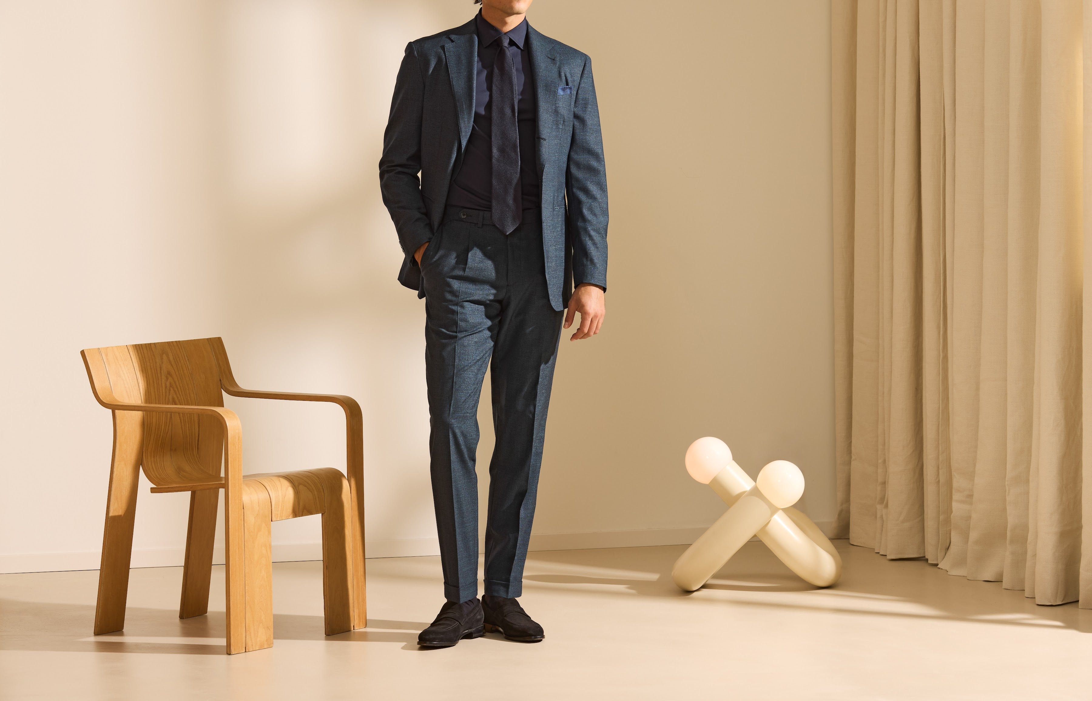 Costum bleumarin Consiglieri Pre-Fall într-un decor editorial luminos