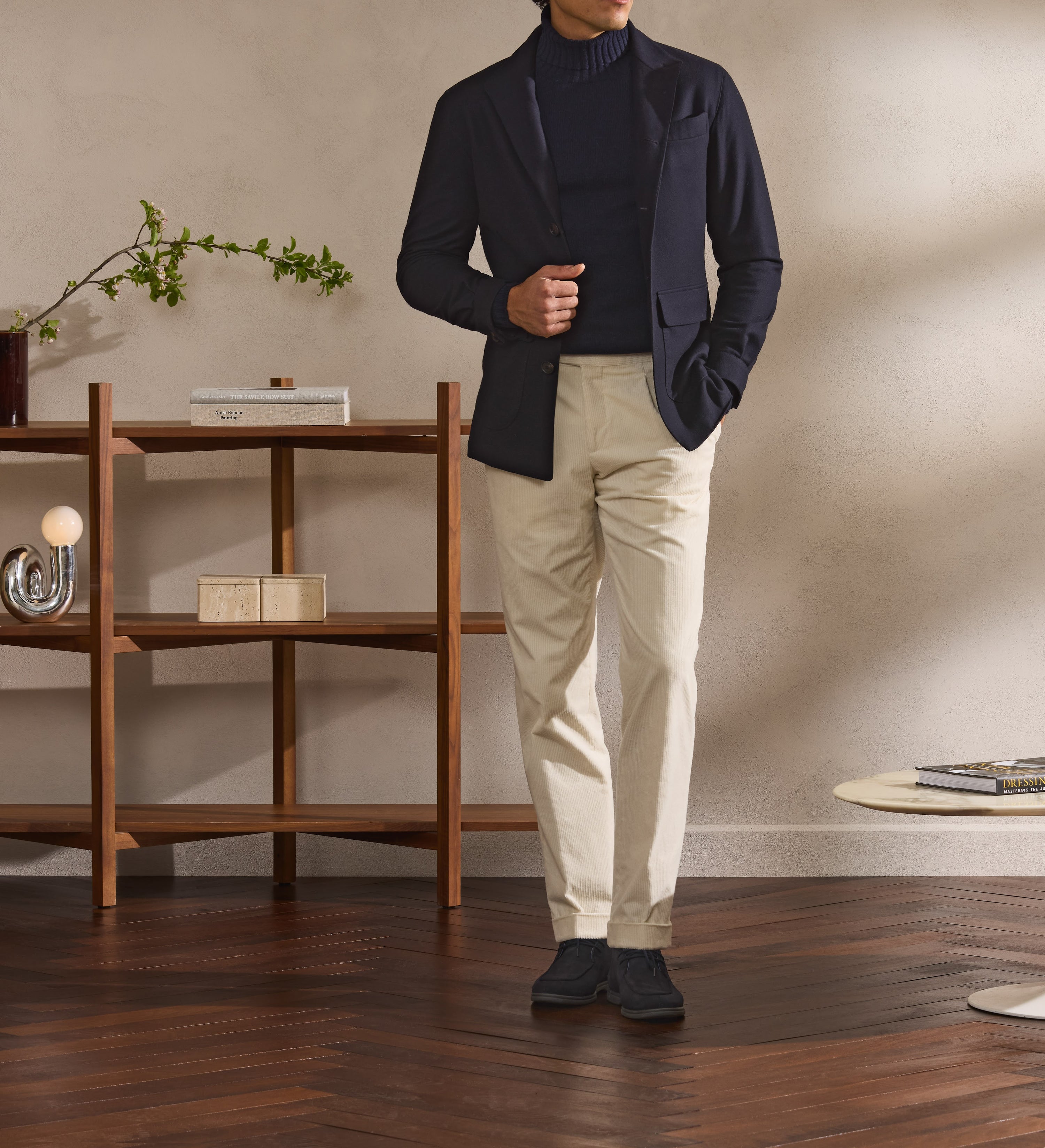 Bleumarinul, reinterpretat relaxat — de la formal la firesc.