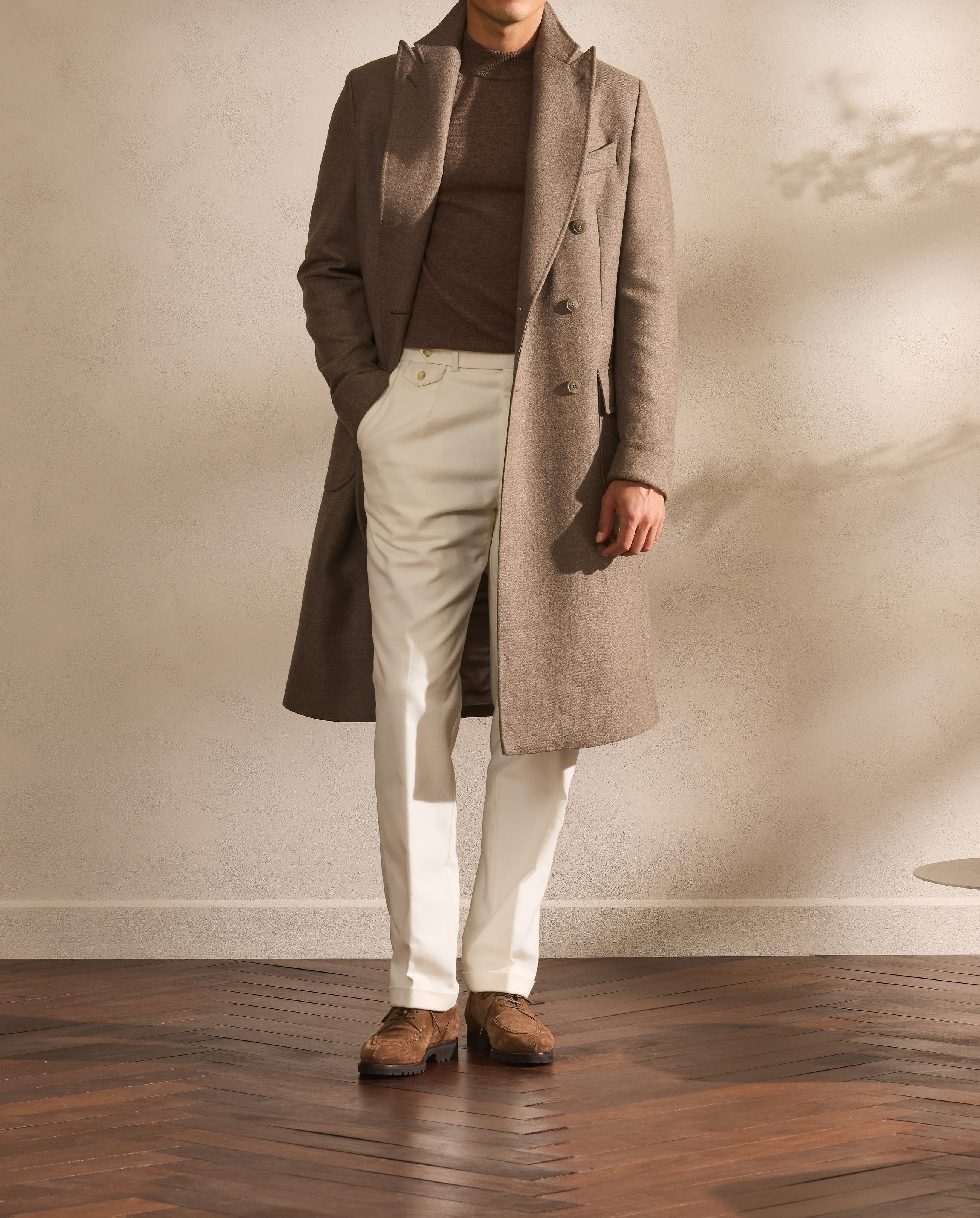 Overcoat Taupe într-un total look de toamnă, cu tonuri calde așezate în straturi.