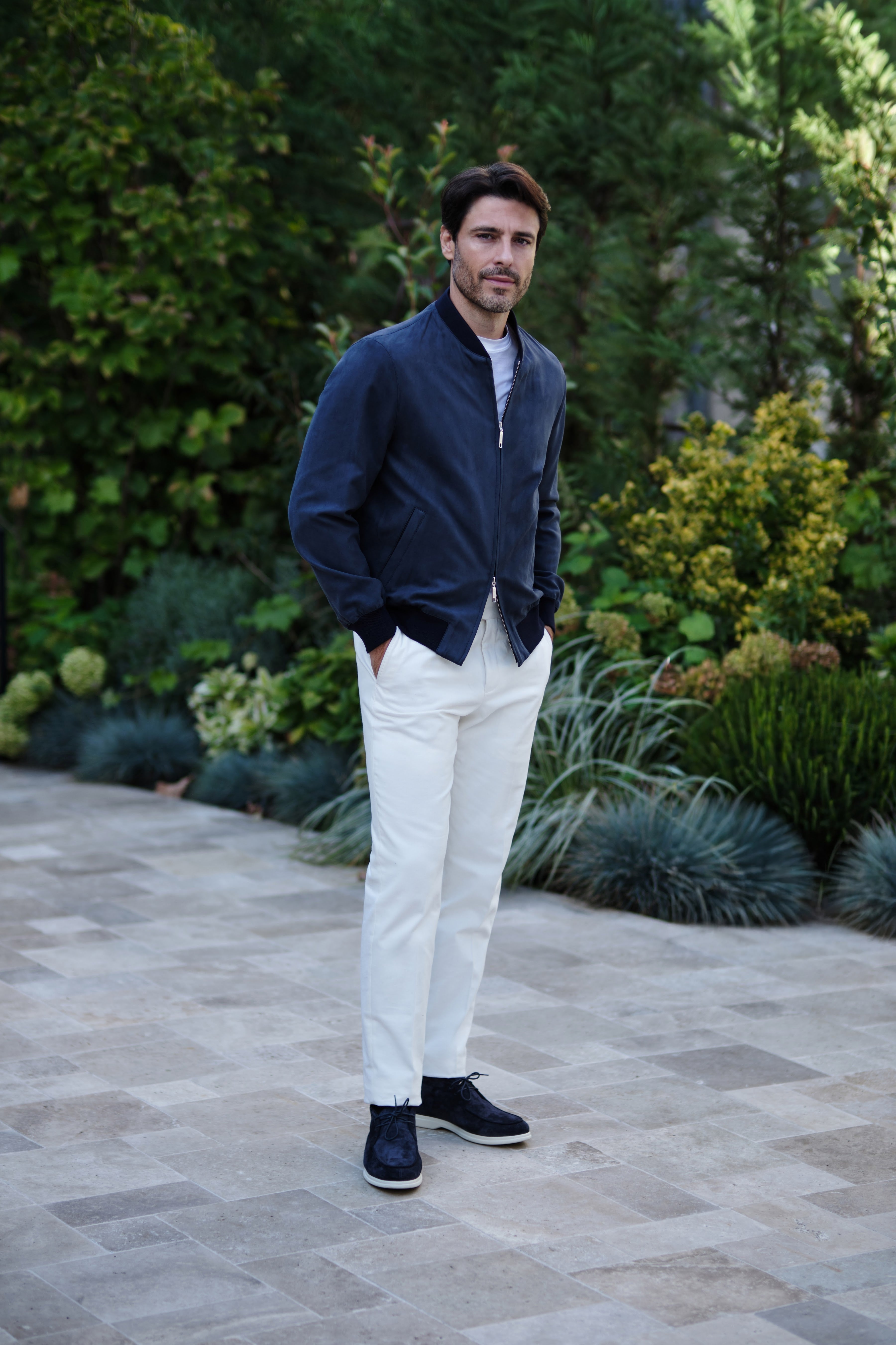 Bomber Jacket bleumarin Consiglieri și pantaloni în nuanța Ivory, într-un look Pre-Fall definit de eleganță relaxată.
