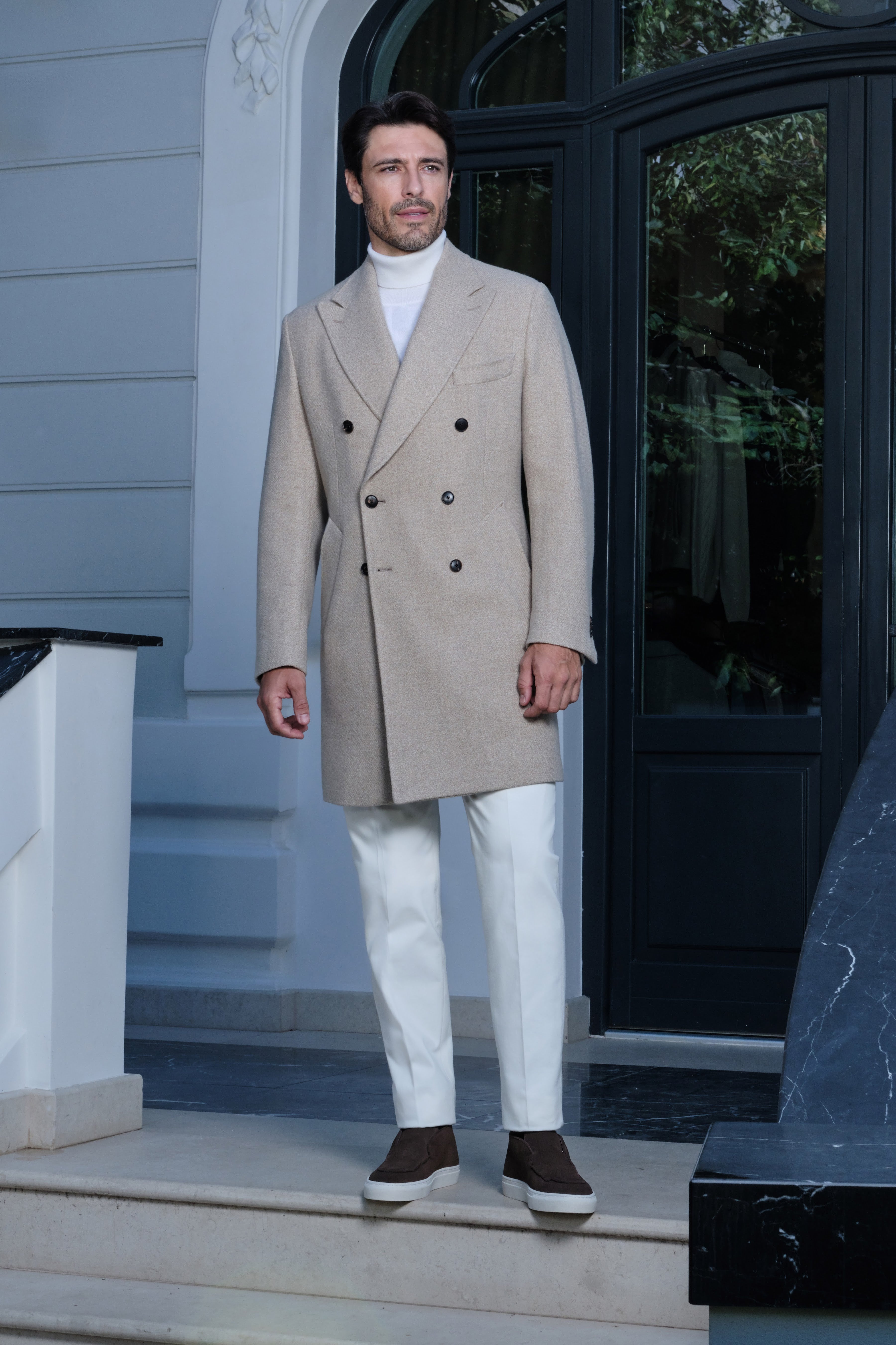 The Overcoat în mișcare, într-un cadru arhitectural care îi subliniază linia.