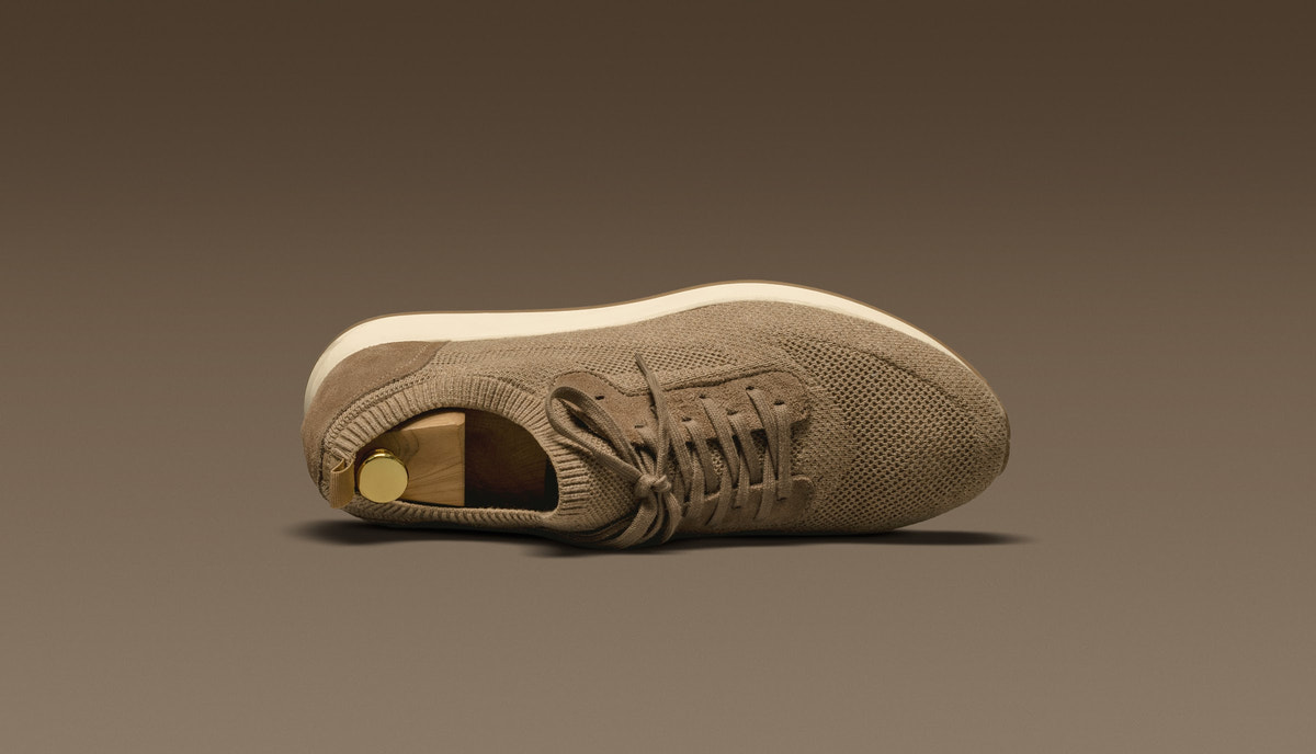 Sneaker bej Consiglieri cu șiret, prezentat din lateral