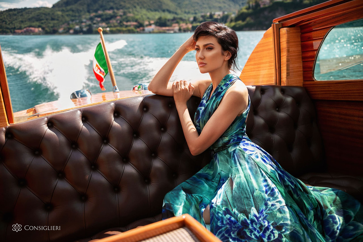 Rochie cu imprimeu verde și albastru, fotografiată într-o barcă din lemn