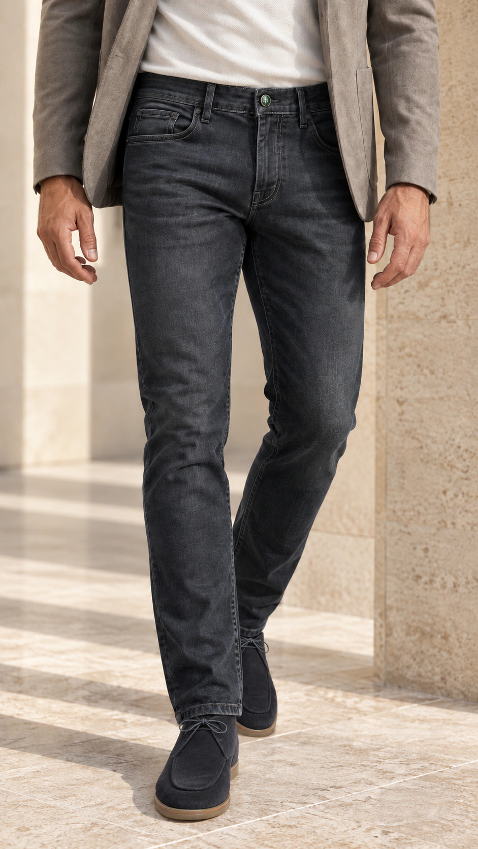 Vedere apropiată din față a ținutei cu denim charcoal și sacou gri.