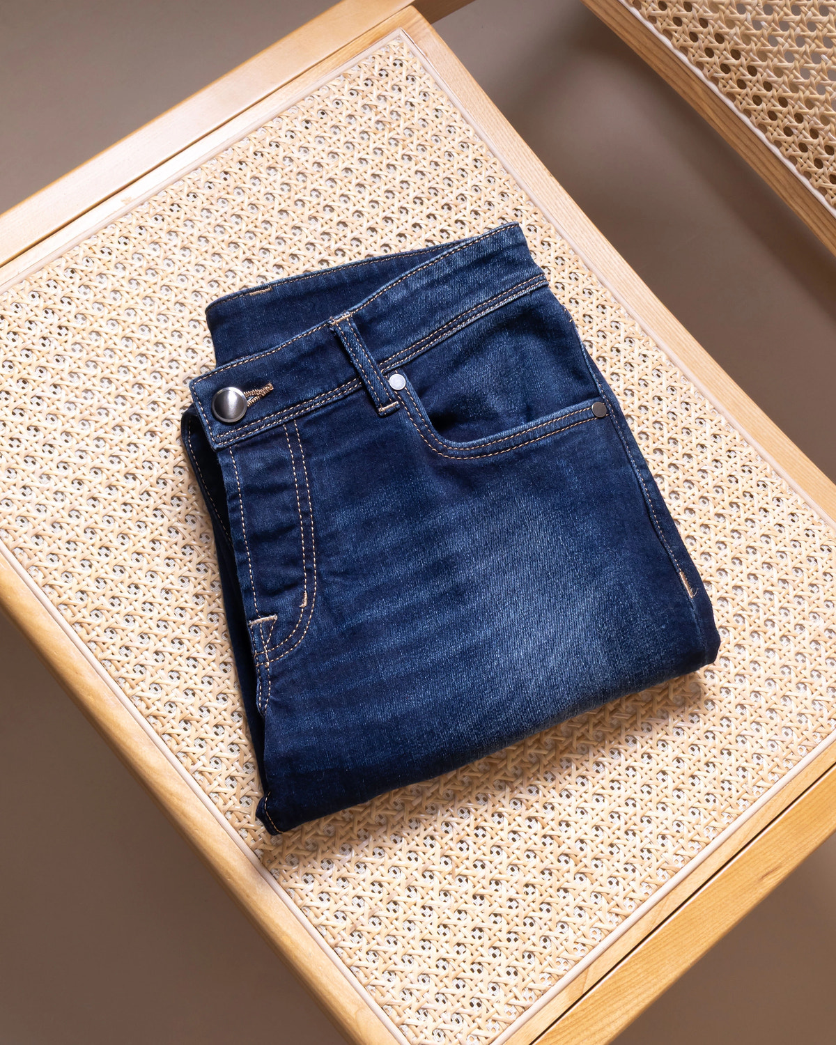 Denim navy cu nasture metalic și cusături tabac.