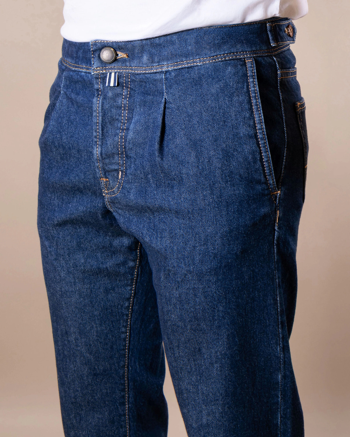 Pantalon din denim cu pliu, buzunar oblic și reglaj lateral în talie.
