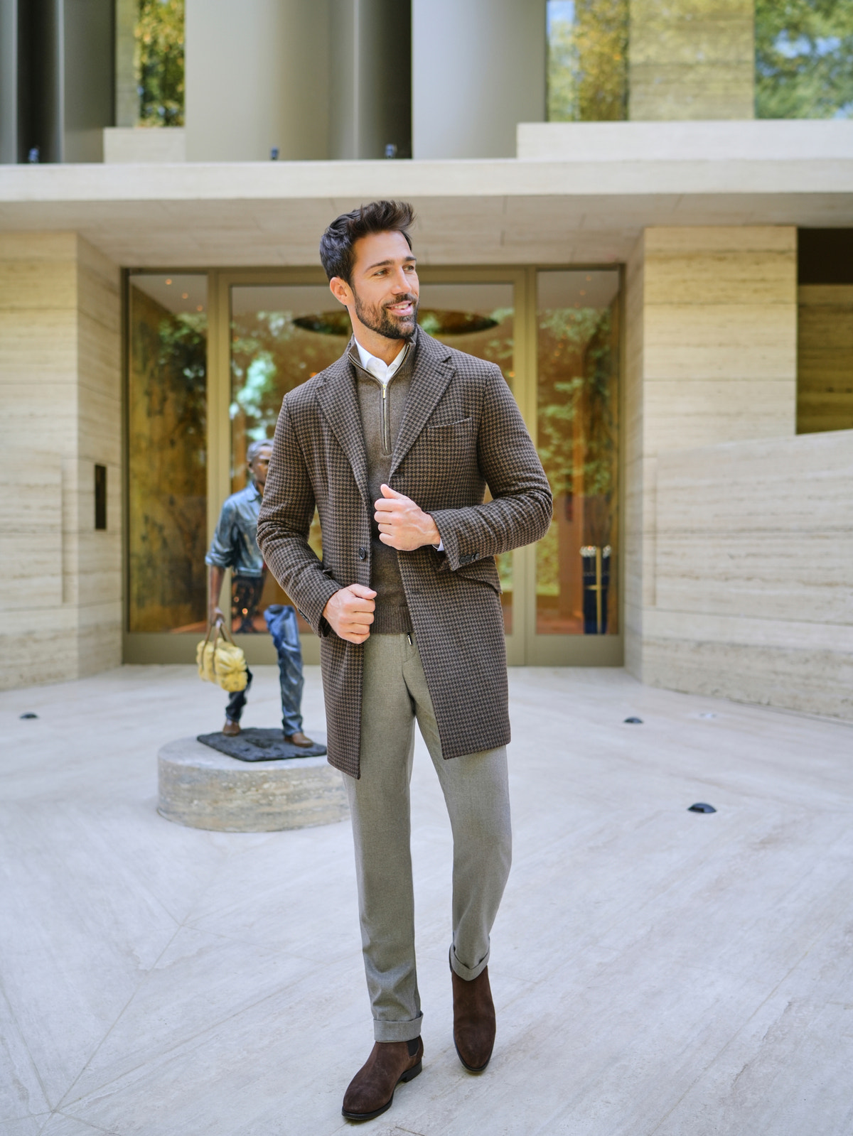 Palton Cambridge Consiglieri maro cu model discret în carouri, purtat cu pantaloni gri