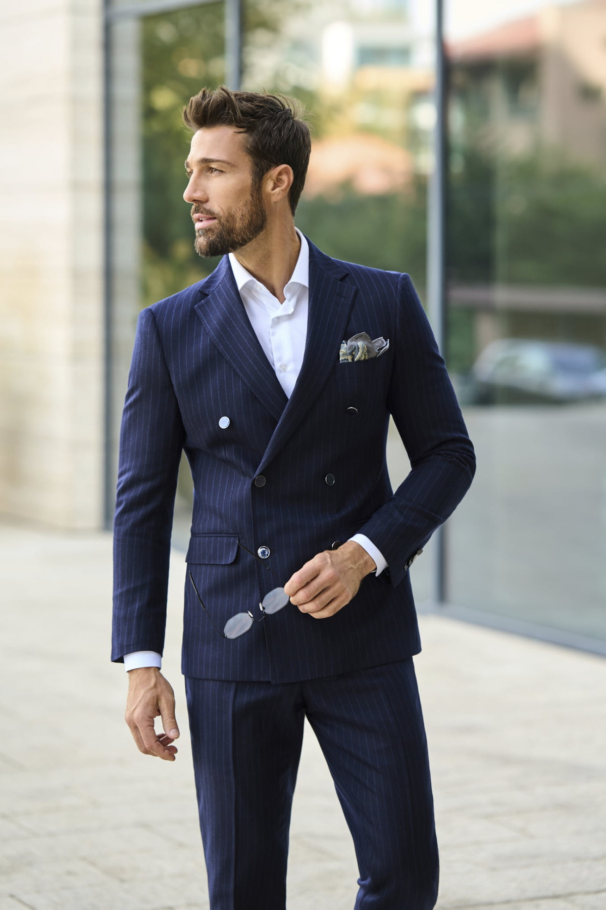 Costum Mayfair Consiglieri bleumarin cu dungi fine și sacou la două rânduri de nasturi