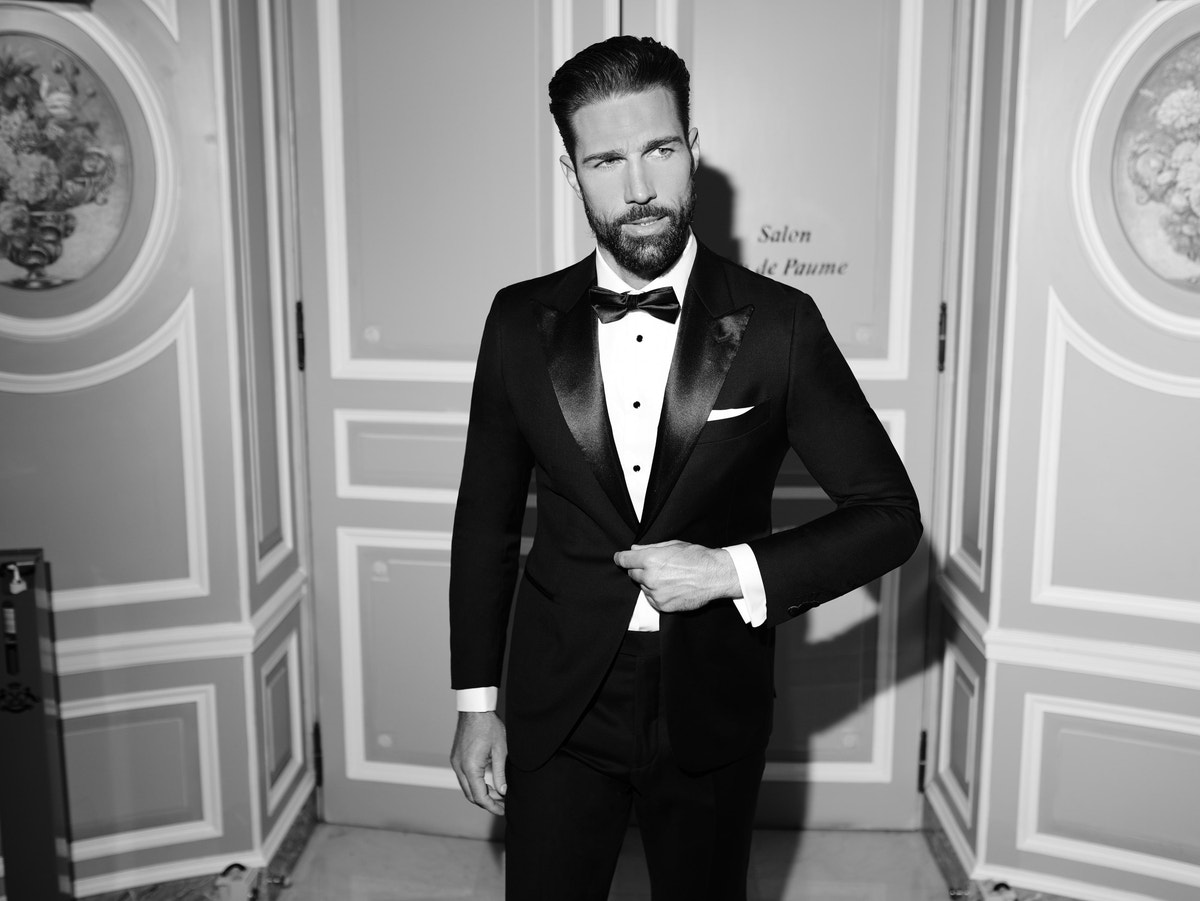 Ținută Black Tie cu papion, surprinsă în alb și negru