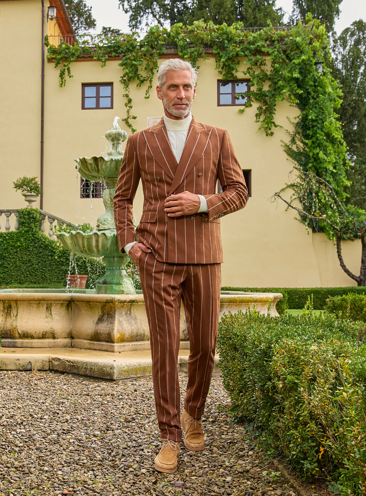 Costum Cortona Consiglieri cognac în dungi cu maletă ivoire