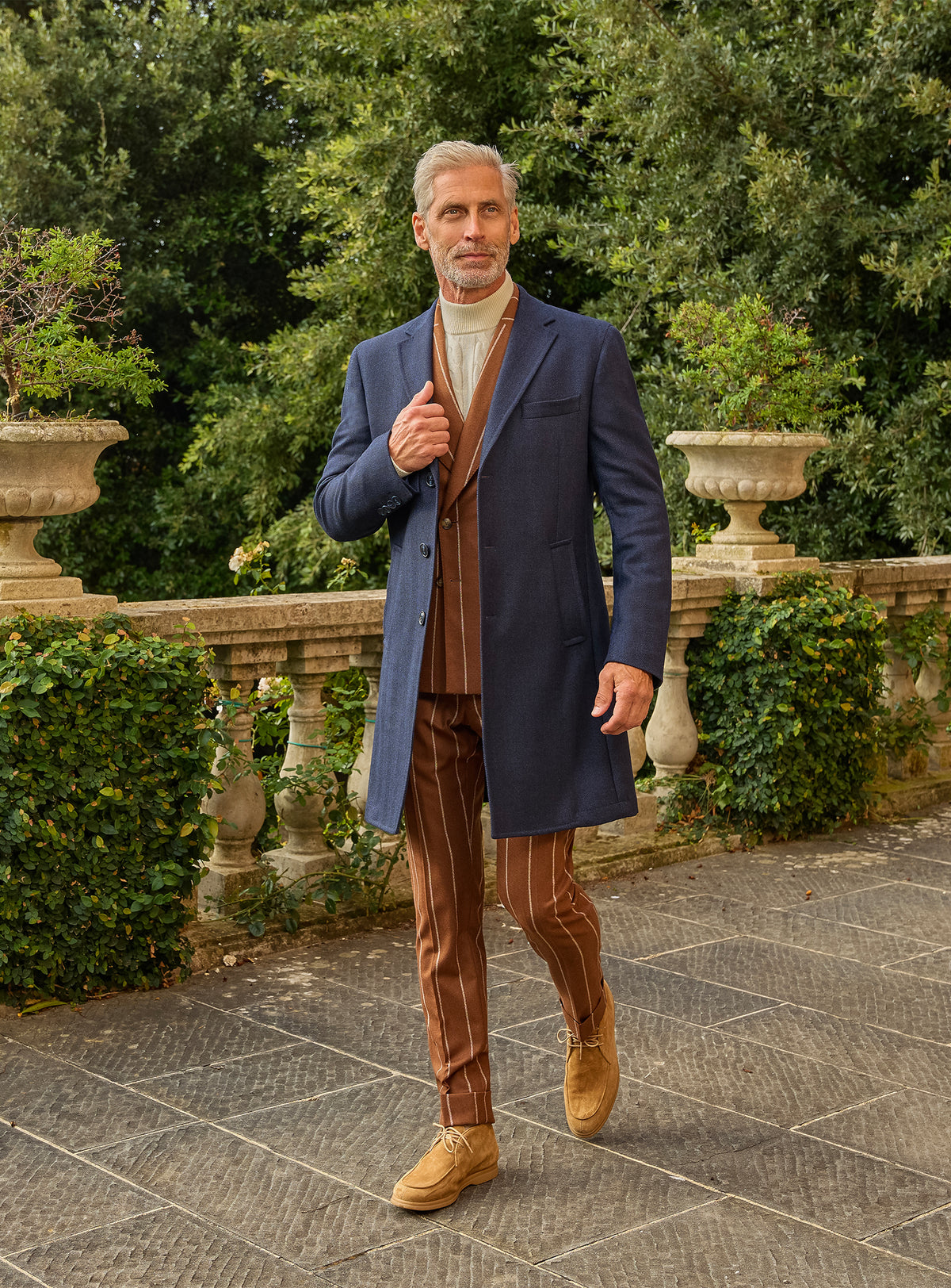 Costum Cortona Consiglieri cognac în dungi, maletă ivoire și palton bleumarin