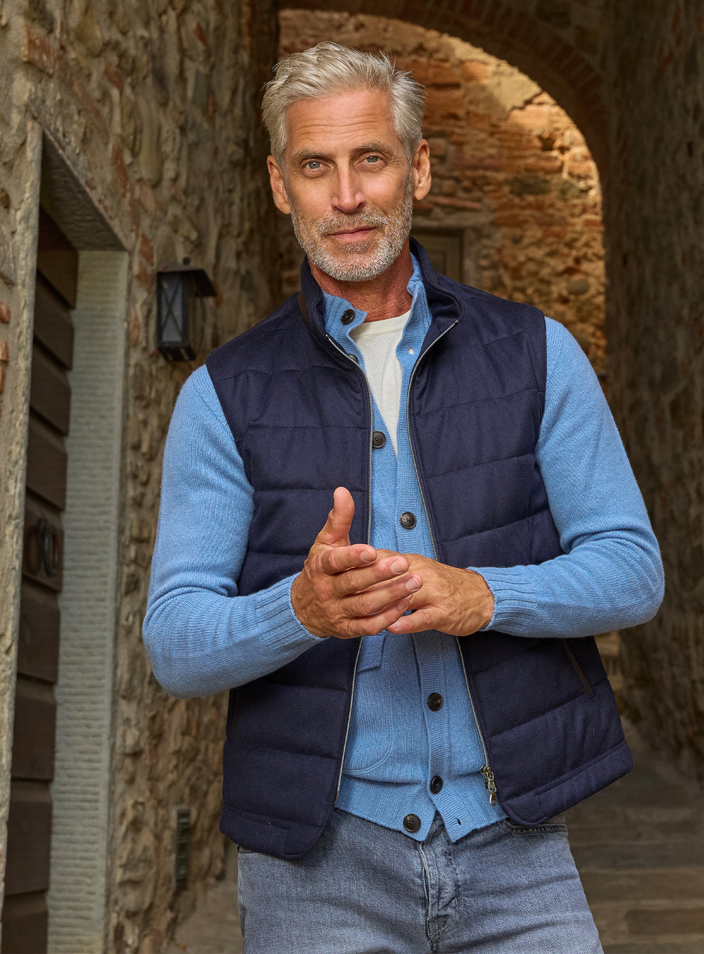 Cardigan Consiglieri albastru cu nasturi sub vestă bleumarin matlasată