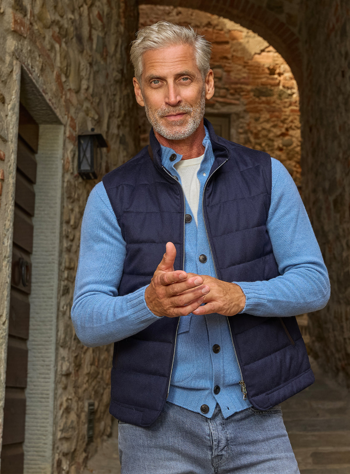 Cardigan Consiglieri albastru cu nasturi sub vestă bleumarin matlasată