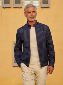 Jachetă Consiglieri bleumarin cu dungi fine, tricou ivoire și pantaloni crem