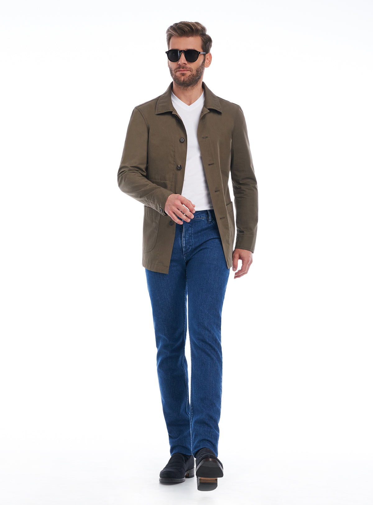Jachetă tip cămașă kaki Consiglieri, cu tricou alb și jeanși albaștri