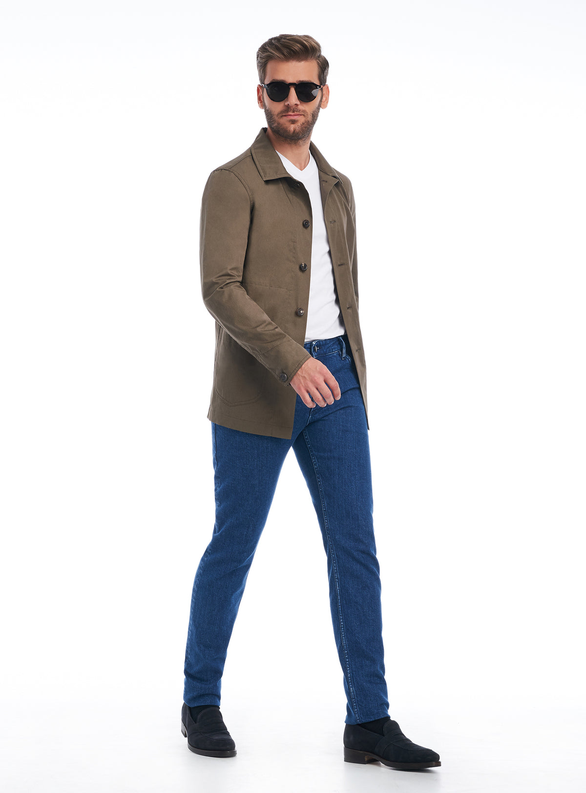 Jachetă tip cămașă kaki Consiglieri, cu tricou alb și jeanși albaștri
