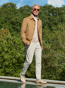 Jachetă Consiglieri camel cu guler clasic și pantaloni gri deschis