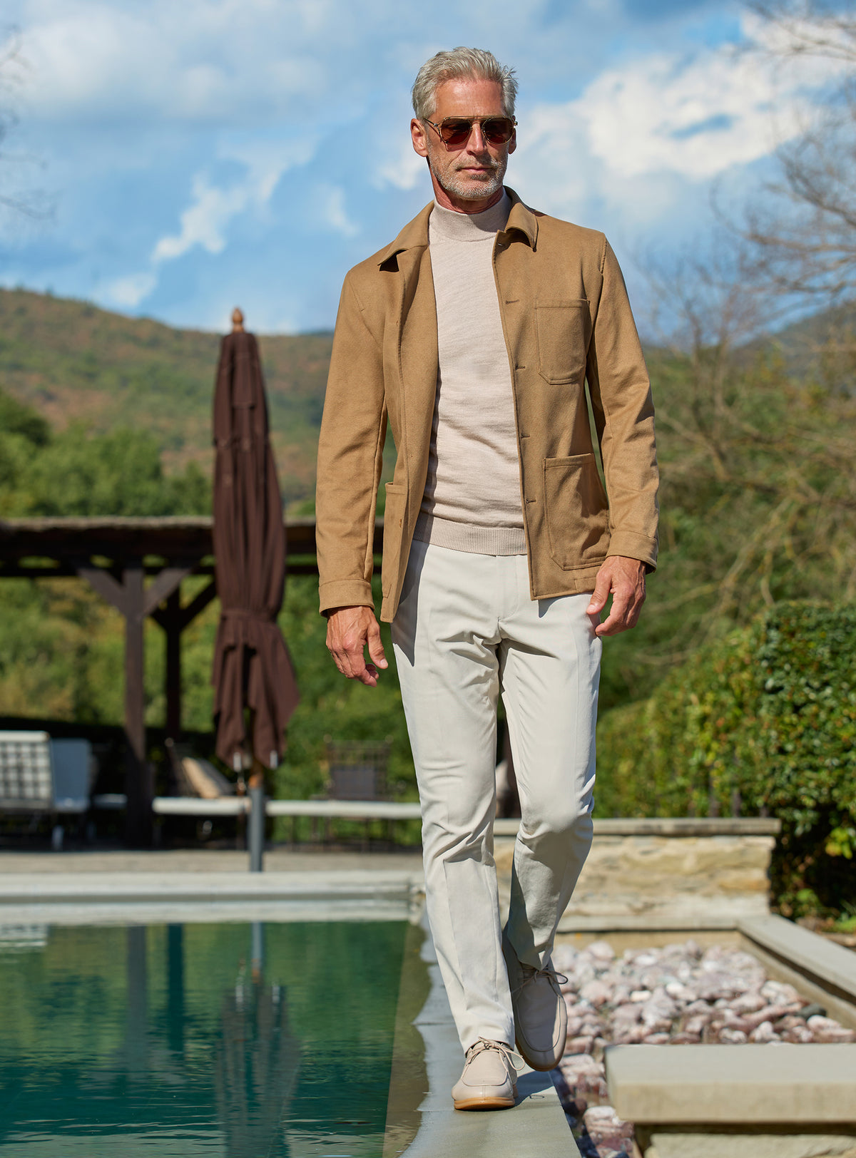 Jachetă Consiglieri camel cu guler clasic și pantaloni gri deschis