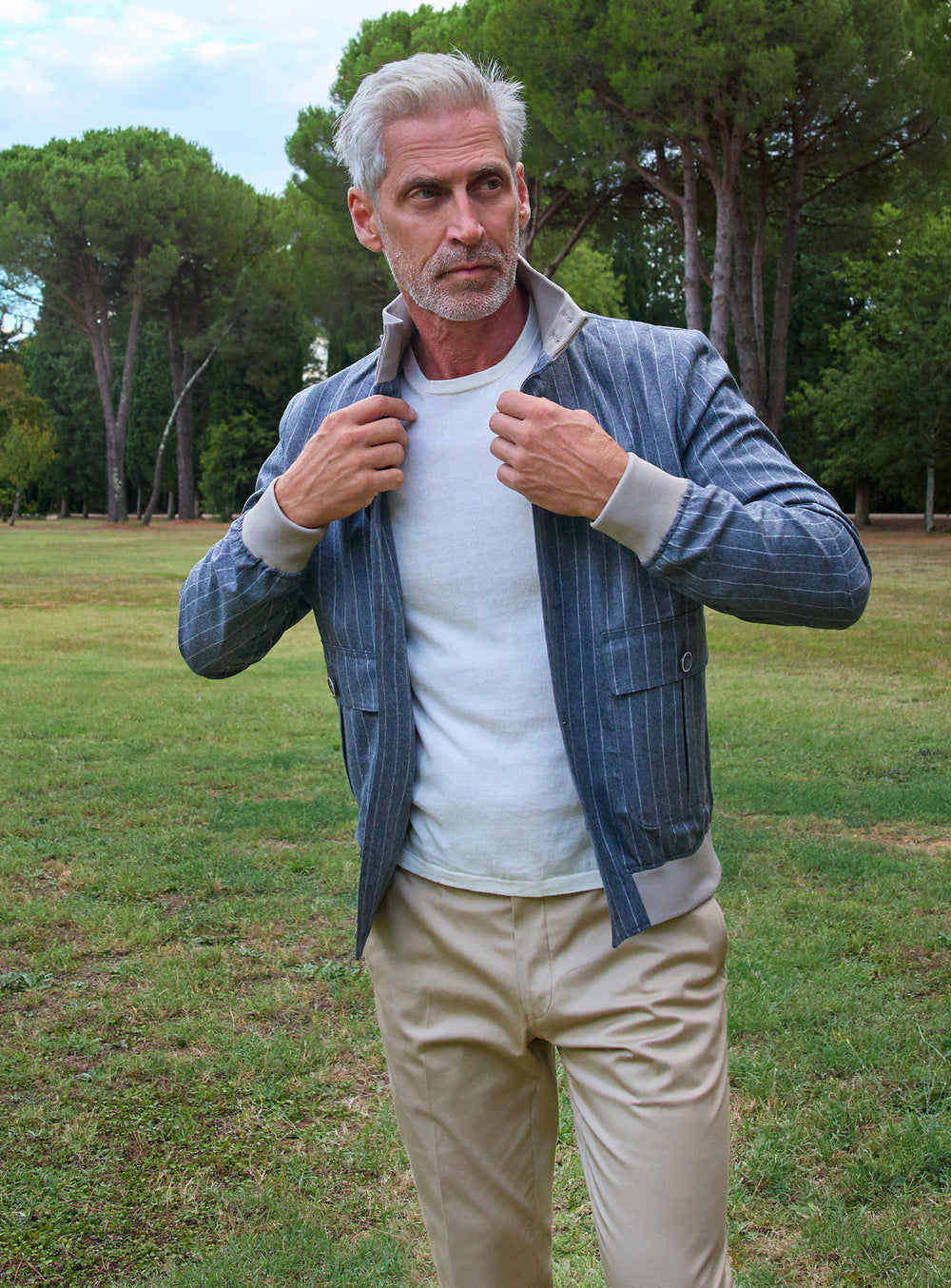 Jachetă Consiglieri albastră cu carouri discrete, tricou alb și pantaloni bej