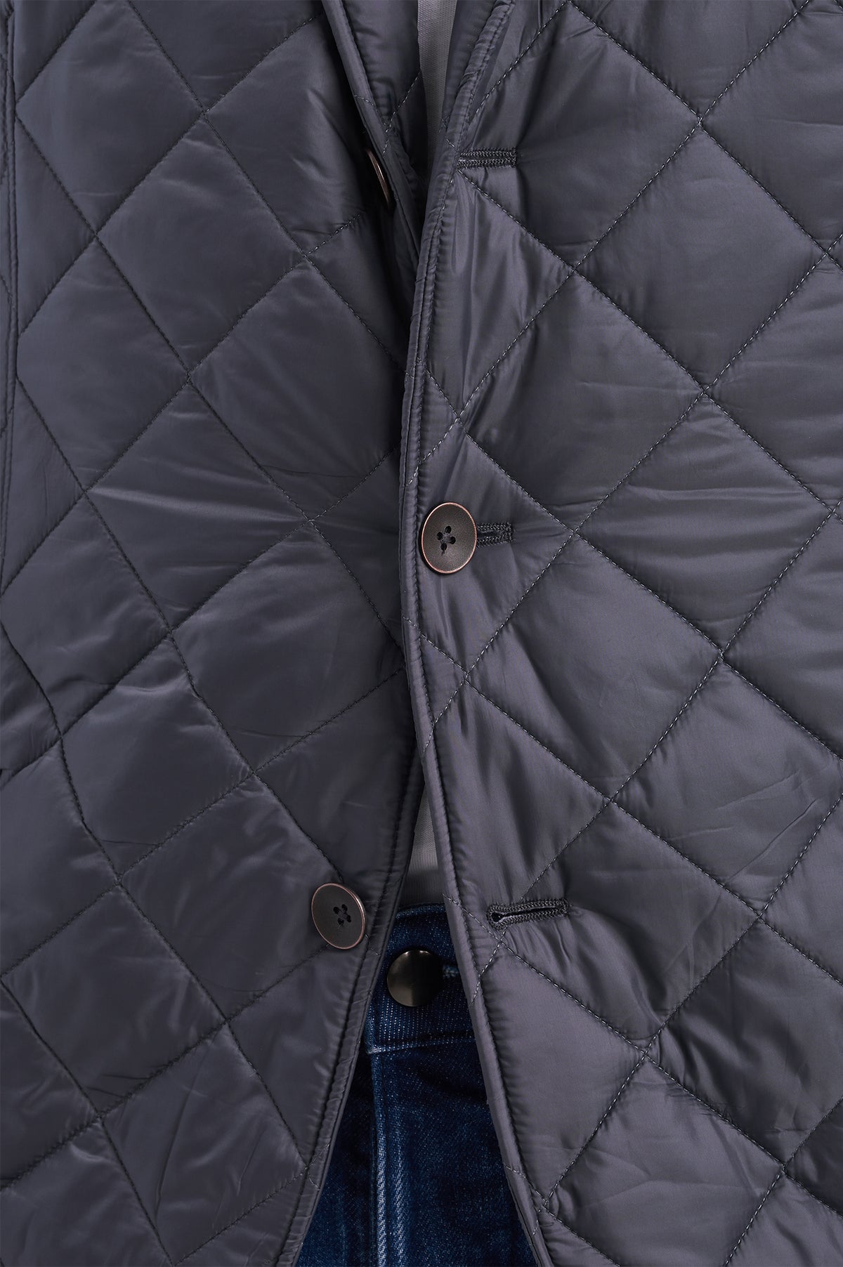 Matlasajul în romburi și nasturii sacoului bleumarin Quilted Jacket Privé