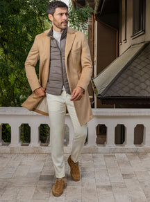 Palton Consiglieri camel peste vestă taupe matlasată, cu pantaloni crem
