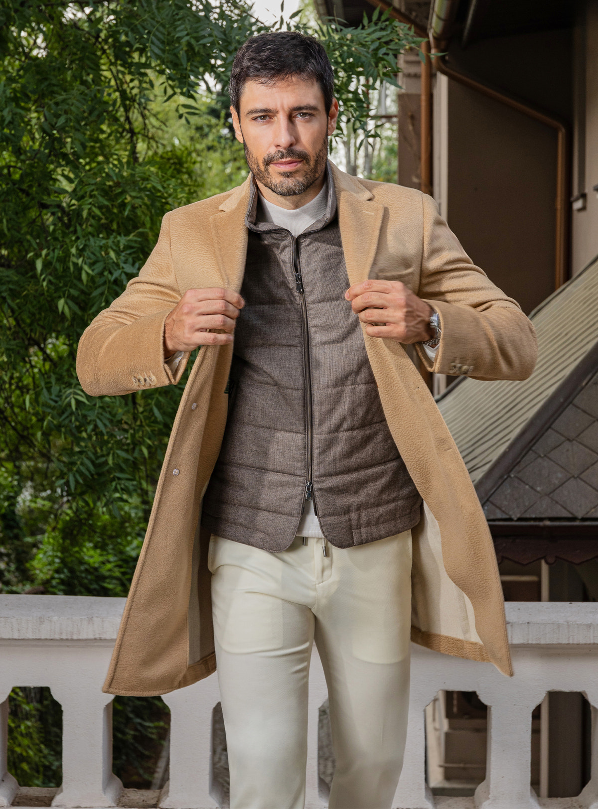 Palton Consiglieri camel peste vestă taupe matlasată, cu pantaloni crem